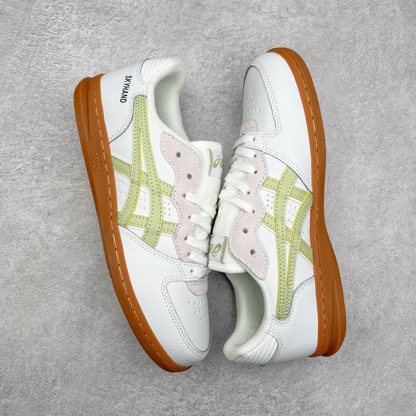 图片[3]-HAY x Asics Skyhand OG 复古运动板鞋 亚瑟士是日本实业家鬼家喜八郎创立的跑鞋运动品牌，名字想法源自著名的拉丁谚语“AnimaSana In Corpore Sano”意为“健全的精神寓于强健的体魄”。正如其名字的含义，ASICS亚瑟士一直坚信保持身体的健康与活力是打造健康快乐的生活方式的最佳途径。亚瑟士的跑鞋、篮球鞋等系列集专业与美貌于一身，拥有极高的热 尺码：36 37 37.5 38 39 39.5 40 40.5 41.5 42 42.5 43.5 44 45-选品中心