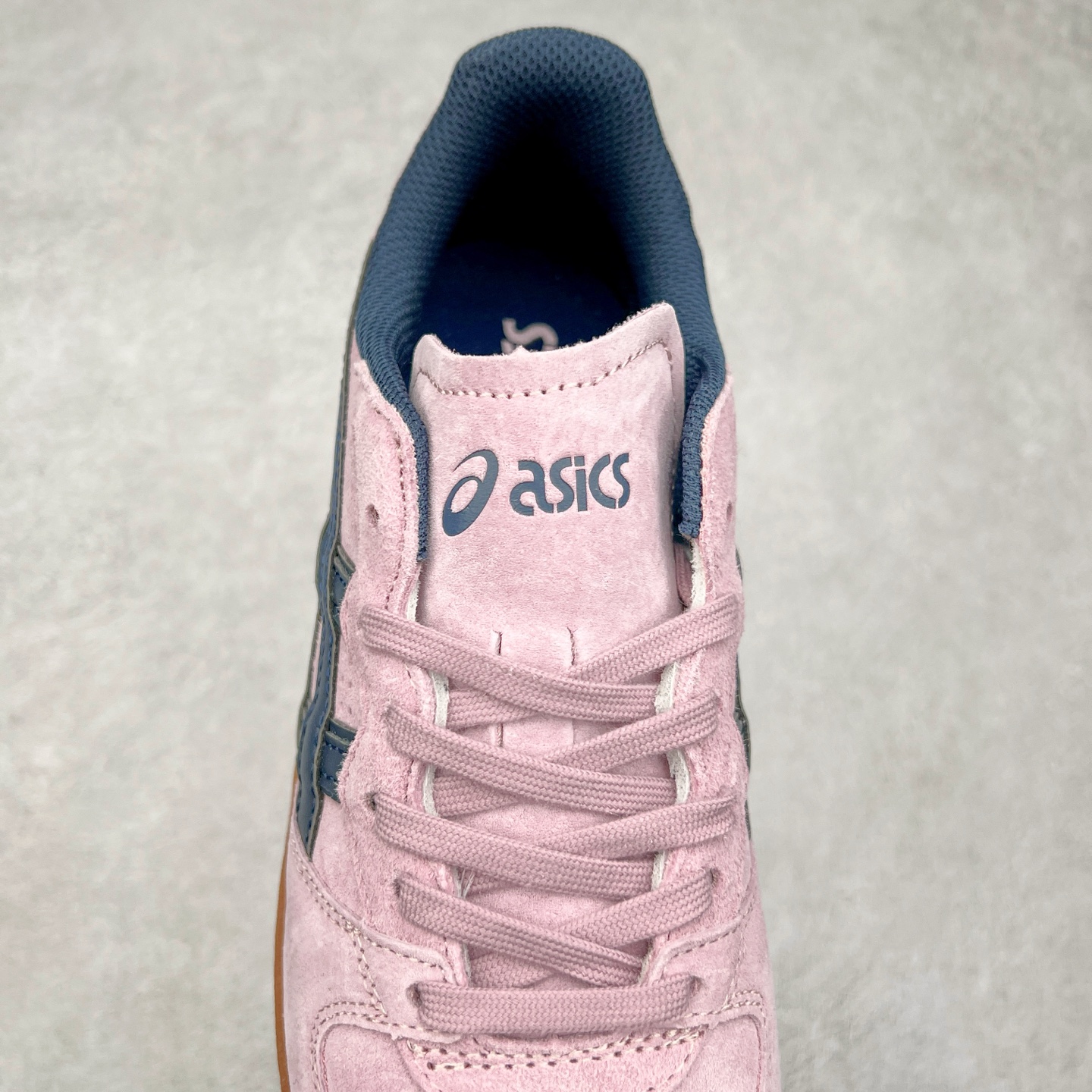 图片[5]-HAY x Asics Skyhand OG 复古运动板鞋 亚瑟士是日本实业家鬼家喜八郎创立的跑鞋运动品牌，名字想法源自著名的拉丁谚语“AnimaSana In Corpore Sano”意为“健全的精神寓于强健的体魄”。正如其名字的含义，ASICS亚瑟士一直坚信保持身体的健康与活力是打造健康快乐的生活方式的最佳途径。亚瑟士的跑鞋、篮球鞋等系列集专业与美貌于一身，拥有极高的热 尺码：36 37 37.5 38 39 39.5 40 40.5 41.5 42 42.5 43.5 44 45-选品中心