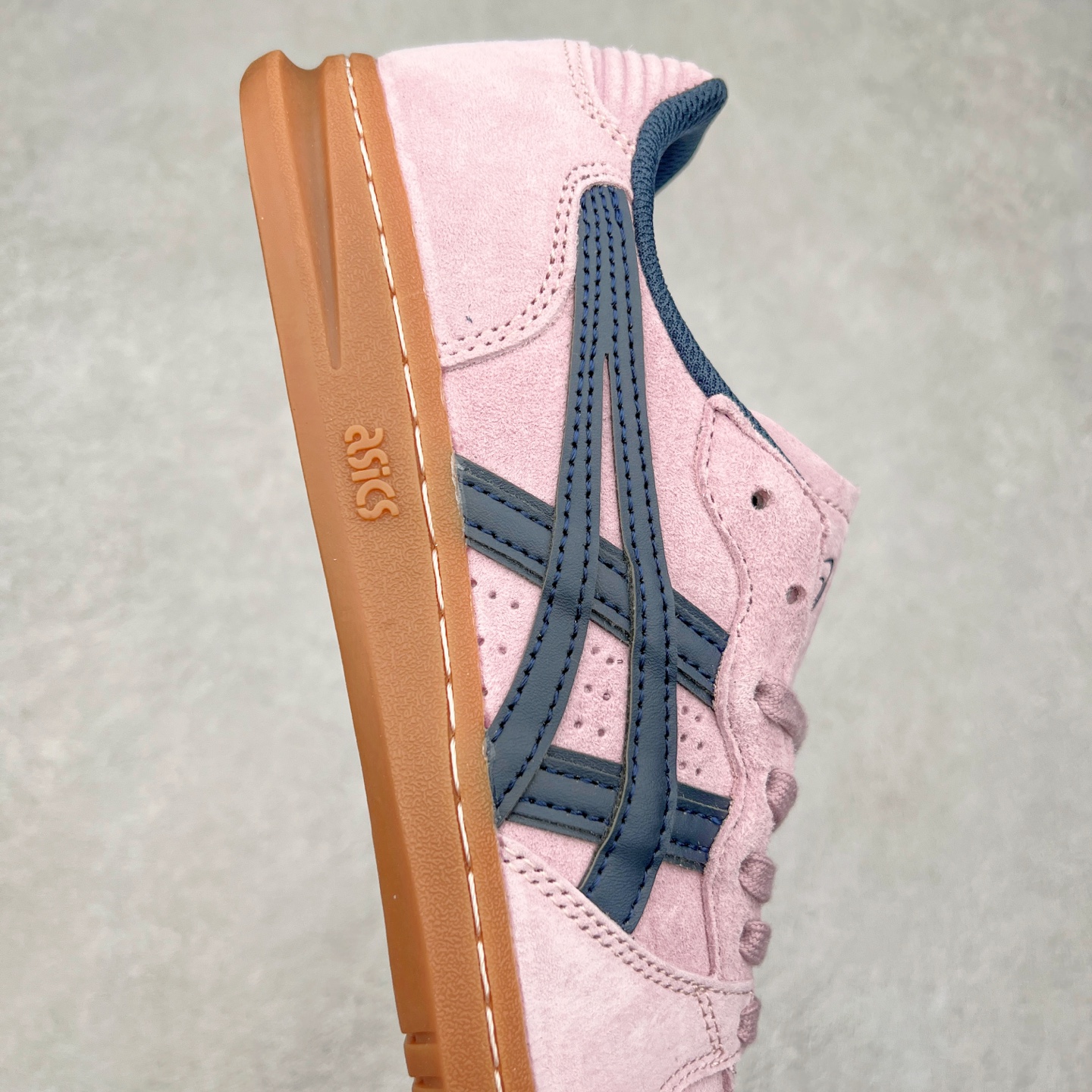 图片[6]-HAY x Asics Skyhand OG 复古运动板鞋 亚瑟士是日本实业家鬼家喜八郎创立的跑鞋运动品牌，名字想法源自著名的拉丁谚语“AnimaSana In Corpore Sano”意为“健全的精神寓于强健的体魄”。正如其名字的含义，ASICS亚瑟士一直坚信保持身体的健康与活力是打造健康快乐的生活方式的最佳途径。亚瑟士的跑鞋、篮球鞋等系列集专业与美貌于一身，拥有极高的热 尺码：36 37 37.5 38 39 39.5 40 40.5 41.5 42 42.5 43.5 44 45-选品中心