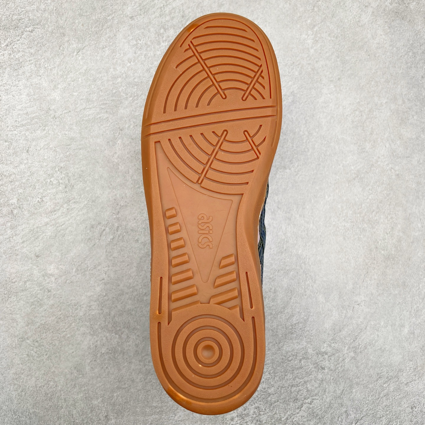 图片[9]-HAY x Asics Skyhand OG 复古运动板鞋 亚瑟士是日本实业家鬼家喜八郎创立的跑鞋运动品牌，名字想法源自著名的拉丁谚语“AnimaSana In Corpore Sano”意为“健全的精神寓于强健的体魄”。正如其名字的含义，ASICS亚瑟士一直坚信保持身体的健康与活力是打造健康快乐的生活方式的最佳途径。亚瑟士的跑鞋、篮球鞋等系列集专业与美貌于一身，拥有极高的热 尺码：36 37 37.5 38 39 39.5 40 40.5 41.5 42 42.5 43.5 44 45-选品中心