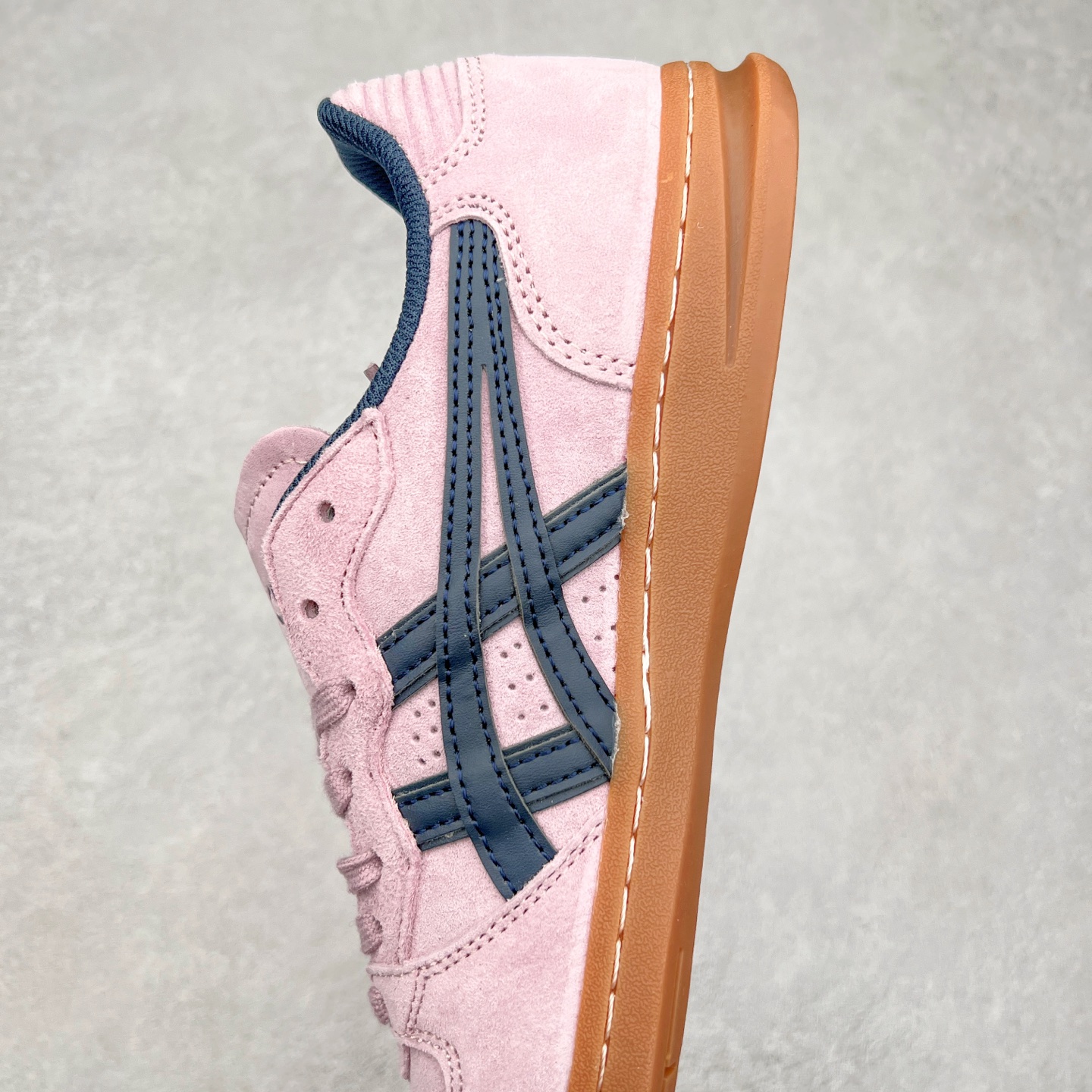 图片[7]-HAY x Asics Skyhand OG 复古运动板鞋 亚瑟士是日本实业家鬼家喜八郎创立的跑鞋运动品牌，名字想法源自著名的拉丁谚语“AnimaSana In Corpore Sano”意为“健全的精神寓于强健的体魄”。正如其名字的含义，ASICS亚瑟士一直坚信保持身体的健康与活力是打造健康快乐的生活方式的最佳途径。亚瑟士的跑鞋、篮球鞋等系列集专业与美貌于一身，拥有极高的热 尺码：36 37 37.5 38 39 39.5 40 40.5 41.5 42 42.5 43.5 44 45-选品中心