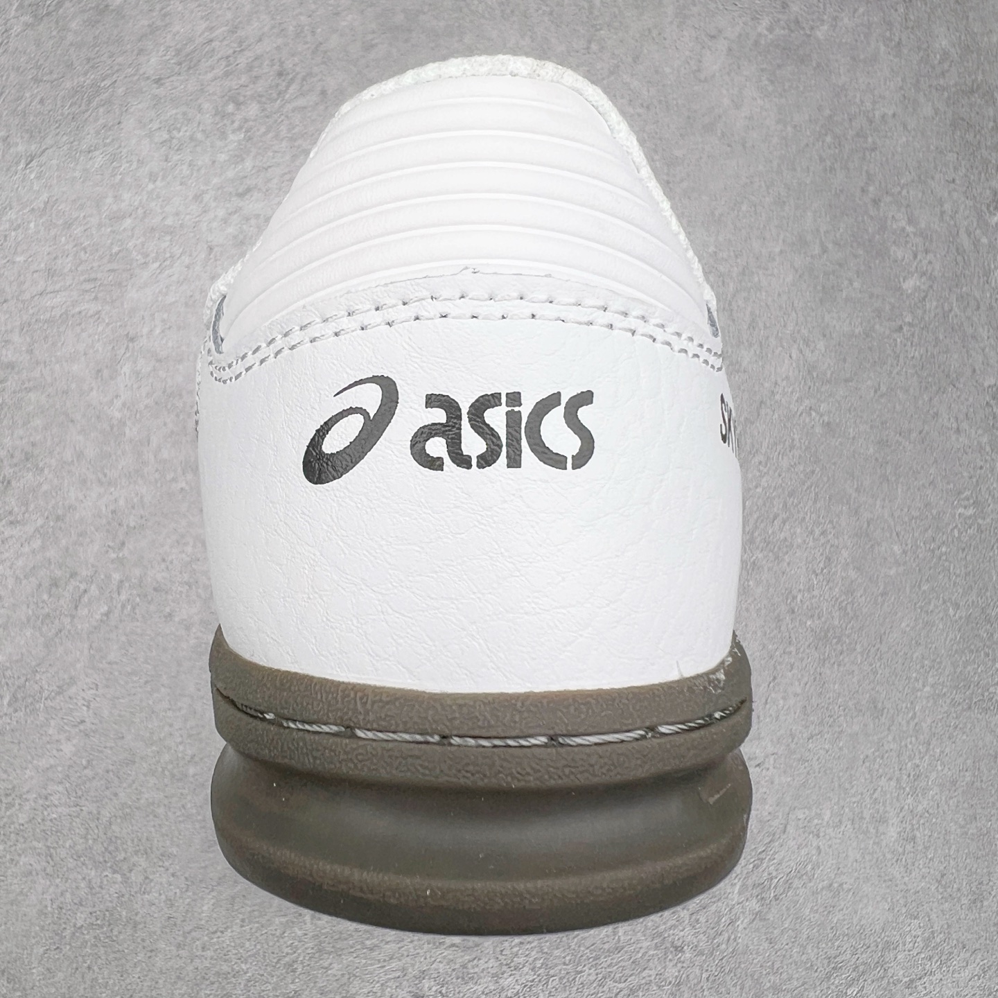 图片[8]-HAY x Asics Skyhand OG 复古运动板鞋 亚瑟士是日本实业家鬼家喜八郎创立的跑鞋运动品牌，名字想法源自著名的拉丁谚语“AnimaSana In Corpore Sano”意为“健全的精神寓于强健的体魄”。正如其名字的含义，ASICS亚瑟士一直坚信保持身体的健康与活力是打造健康快乐的生活方式的最佳途径。亚瑟士的跑鞋、篮球鞋等系列集专业与美貌于一身，拥有极高的热 尺码：36 37 37.5 38 39 39.5 40 40.5 41.5 42 42.5 43.5 44 45-选品中心