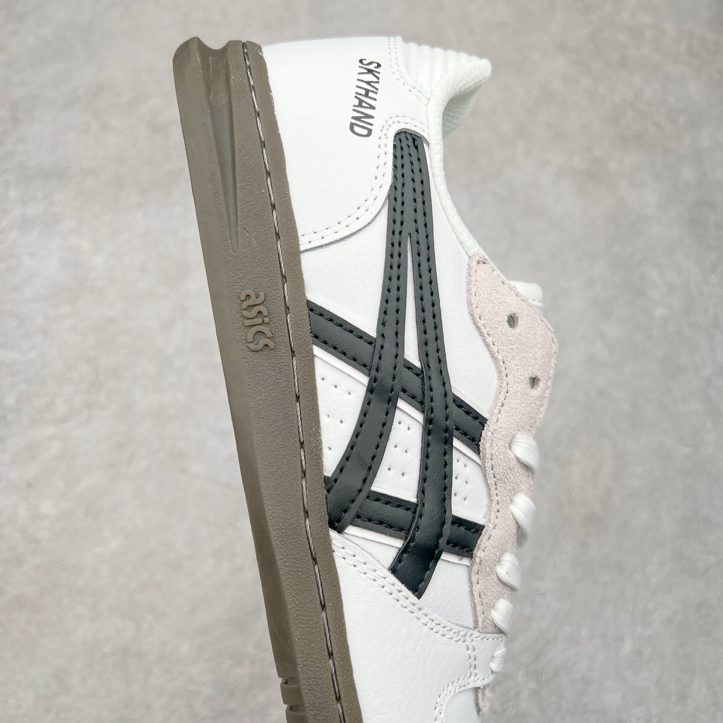 图片[6]-HAY x Asics Skyhand OG 复古运动板鞋 亚瑟士是日本实业家鬼家喜八郎创立的跑鞋运动品牌，名字想法源自著名的拉丁谚语“AnimaSana In Corpore Sano”意为“健全的精神寓于强健的体魄”。正如其名字的含义，ASICS亚瑟士一直坚信保持身体的健康与活力是打造健康快乐的生活方式的最佳途径。亚瑟士的跑鞋、篮球鞋等系列集专业与美貌于一身，拥有极高的热 尺码：36 37 37.5 38 39 39.5 40 40.5 41.5 42 42.5 43.5 44 45-选品中心