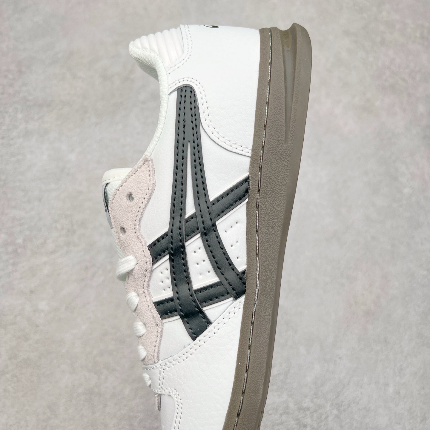 图片[7]-HAY x Asics Skyhand OG 复古运动板鞋 亚瑟士是日本实业家鬼家喜八郎创立的跑鞋运动品牌，名字想法源自著名的拉丁谚语“AnimaSana In Corpore Sano”意为“健全的精神寓于强健的体魄”。正如其名字的含义，ASICS亚瑟士一直坚信保持身体的健康与活力是打造健康快乐的生活方式的最佳途径。亚瑟士的跑鞋、篮球鞋等系列集专业与美貌于一身，拥有极高的热 尺码：36 37 37.5 38 39 39.5 40 40.5 41.5 42 42.5 43.5 44 45-选品中心