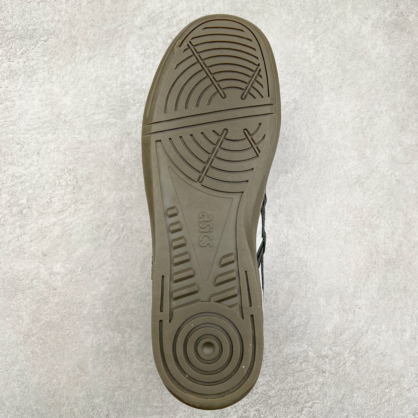 图片[9]-HAY x Asics Skyhand OG 复古运动板鞋 亚瑟士是日本实业家鬼家喜八郎创立的跑鞋运动品牌，名字想法源自著名的拉丁谚语“AnimaSana In Corpore Sano”意为“健全的精神寓于强健的体魄”。正如其名字的含义，ASICS亚瑟士一直坚信保持身体的健康与活力是打造健康快乐的生活方式的最佳途径。亚瑟士的跑鞋、篮球鞋等系列集专业与美貌于一身，拥有极高的热 尺码：36 37 37.5 38 39 39.5 40 40.5 41.5 42 42.5 43.5 44 45-选品中心