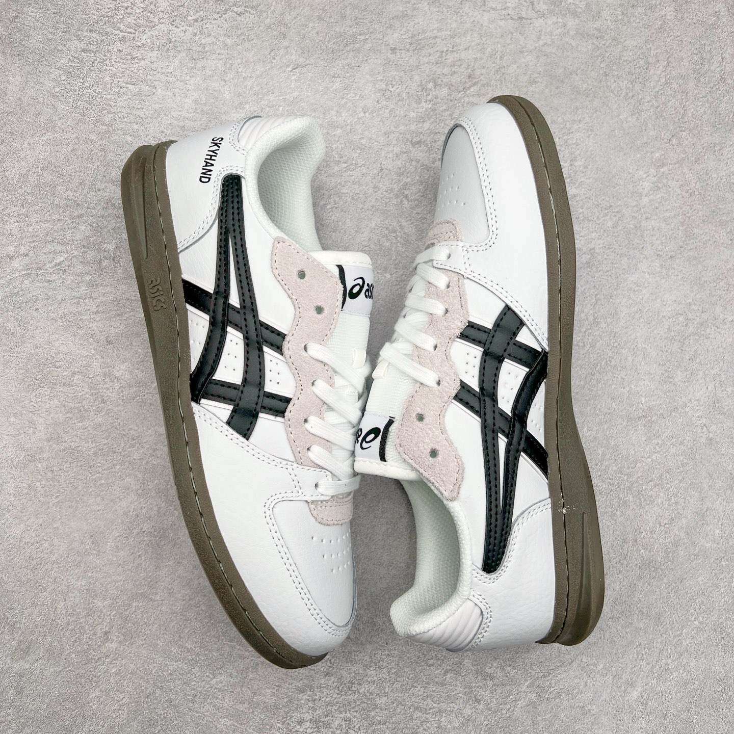 图片[3]-HAY x Asics Skyhand OG 复古运动板鞋 亚瑟士是日本实业家鬼家喜八郎创立的跑鞋运动品牌，名字想法源自著名的拉丁谚语“AnimaSana In Corpore Sano”意为“健全的精神寓于强健的体魄”。正如其名字的含义，ASICS亚瑟士一直坚信保持身体的健康与活力是打造健康快乐的生活方式的最佳途径。亚瑟士的跑鞋、篮球鞋等系列集专业与美貌于一身，拥有极高的热 尺码：36 37 37.5 38 39 39.5 40 40.5 41.5 42 42.5 43.5 44 45-选品中心