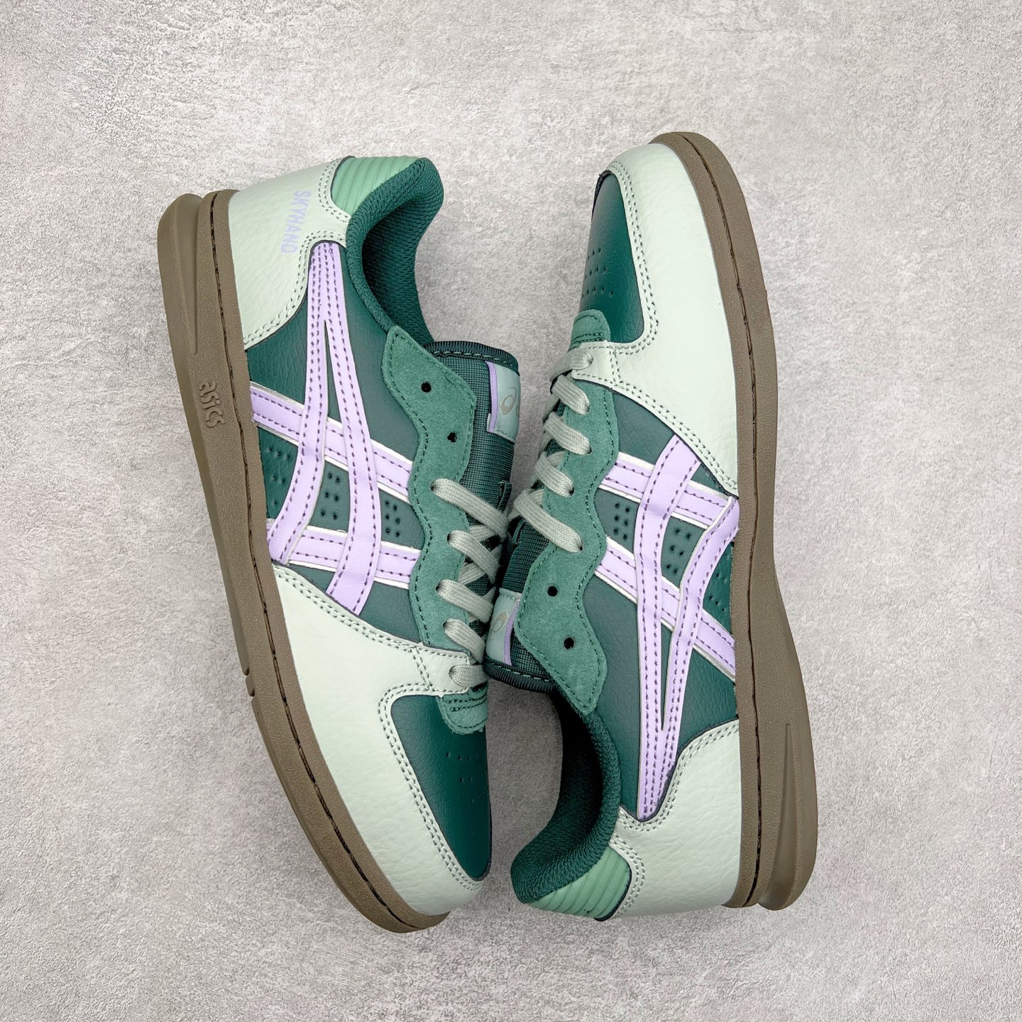 图片[3]-HAY x Asics Skyhand OG 复古运动板鞋 亚瑟士是日本实业家鬼家喜八郎创立的跑鞋运动品牌，名字想法源自著名的拉丁谚语“AnimaSana In Corpore Sano”意为“健全的精神寓于强健的体魄”。正如其名字的含义，ASICS亚瑟士一直坚信保持身体的健康与活力是打造健康快乐的生活方式的最佳途径。亚瑟士的跑鞋、篮球鞋等系列集专业与美貌于一身，拥有极高的热 尺码：36 37 37.5 38 39 39.5 40 40.5 41.5 42 42.5 43.5 44 45-选品中心