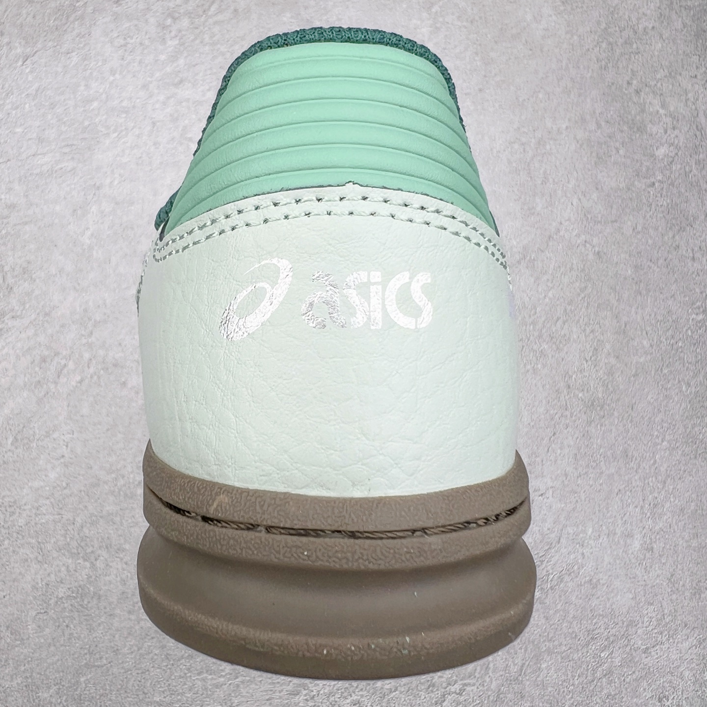 图片[8]-HAY x Asics Skyhand OG 复古运动板鞋 亚瑟士是日本实业家鬼家喜八郎创立的跑鞋运动品牌，名字想法源自著名的拉丁谚语“AnimaSana In Corpore Sano”意为“健全的精神寓于强健的体魄”。正如其名字的含义，ASICS亚瑟士一直坚信保持身体的健康与活力是打造健康快乐的生活方式的最佳途径。亚瑟士的跑鞋、篮球鞋等系列集专业与美貌于一身，拥有极高的热 尺码：36 37 37.5 38 39 39.5 40 40.5 41.5 42 42.5 43.5 44 45-选品中心