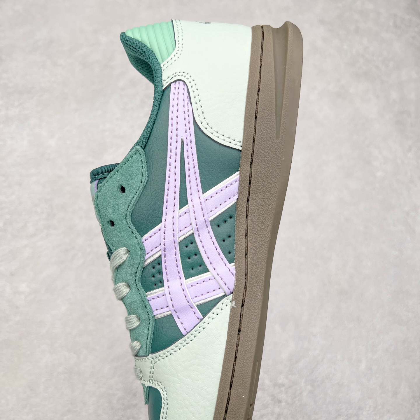 图片[7]-HAY x Asics Skyhand OG 复古运动板鞋 亚瑟士是日本实业家鬼家喜八郎创立的跑鞋运动品牌，名字想法源自著名的拉丁谚语“AnimaSana In Corpore Sano”意为“健全的精神寓于强健的体魄”。正如其名字的含义，ASICS亚瑟士一直坚信保持身体的健康与活力是打造健康快乐的生活方式的最佳途径。亚瑟士的跑鞋、篮球鞋等系列集专业与美貌于一身，拥有极高的热 尺码：36 37 37.5 38 39 39.5 40 40.5 41.5 42 42.5 43.5 44 45-选品中心