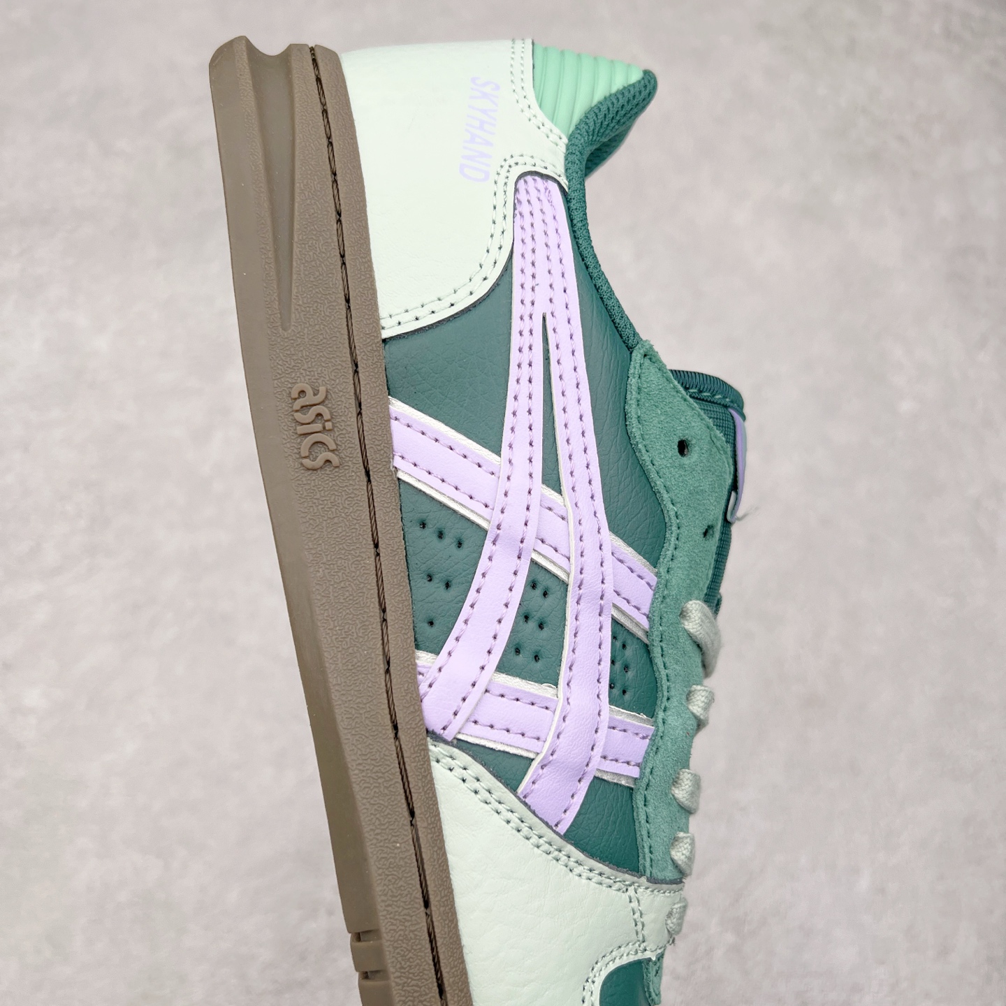 图片[6]-HAY x Asics Skyhand OG 复古运动板鞋 亚瑟士是日本实业家鬼家喜八郎创立的跑鞋运动品牌，名字想法源自著名的拉丁谚语“AnimaSana In Corpore Sano”意为“健全的精神寓于强健的体魄”。正如其名字的含义，ASICS亚瑟士一直坚信保持身体的健康与活力是打造健康快乐的生活方式的最佳途径。亚瑟士的跑鞋、篮球鞋等系列集专业与美貌于一身，拥有极高的热 尺码：36 37 37.5 38 39 39.5 40 40.5 41.5 42 42.5 43.5 44 45-选品中心