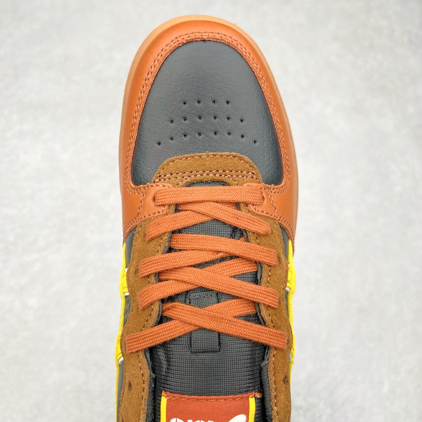 图片[4]-HAY x Asics Skyhand OG 复古运动板鞋 亚瑟士是日本实业家鬼家喜八郎创立的跑鞋运动品牌，名字想法源自著名的拉丁谚语“AnimaSana In Corpore Sano”意为“健全的精神寓于强健的体魄”。正如其名字的含义，ASICS亚瑟士一直坚信保持身体的健康与活力是打造健康快乐的生活方式的最佳途径。亚瑟士的跑鞋、篮球鞋等系列集专业与美貌于一身，拥有极高的热 尺码：36 37 37.5 38 39 39.5 40 40.5 41.5 42 42.5 43.5 44 45-选品中心