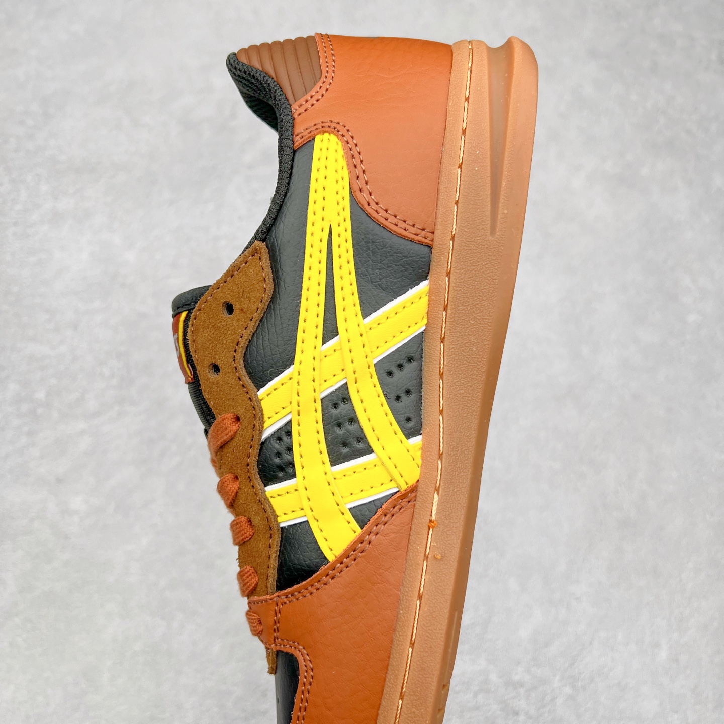 图片[7]-HAY x Asics Skyhand OG 复古运动板鞋 亚瑟士是日本实业家鬼家喜八郎创立的跑鞋运动品牌，名字想法源自著名的拉丁谚语“AnimaSana In Corpore Sano”意为“健全的精神寓于强健的体魄”。正如其名字的含义，ASICS亚瑟士一直坚信保持身体的健康与活力是打造健康快乐的生活方式的最佳途径。亚瑟士的跑鞋、篮球鞋等系列集专业与美貌于一身，拥有极高的热 尺码：36 37 37.5 38 39 39.5 40 40.5 41.5 42 42.5 43.5 44 45-选品中心