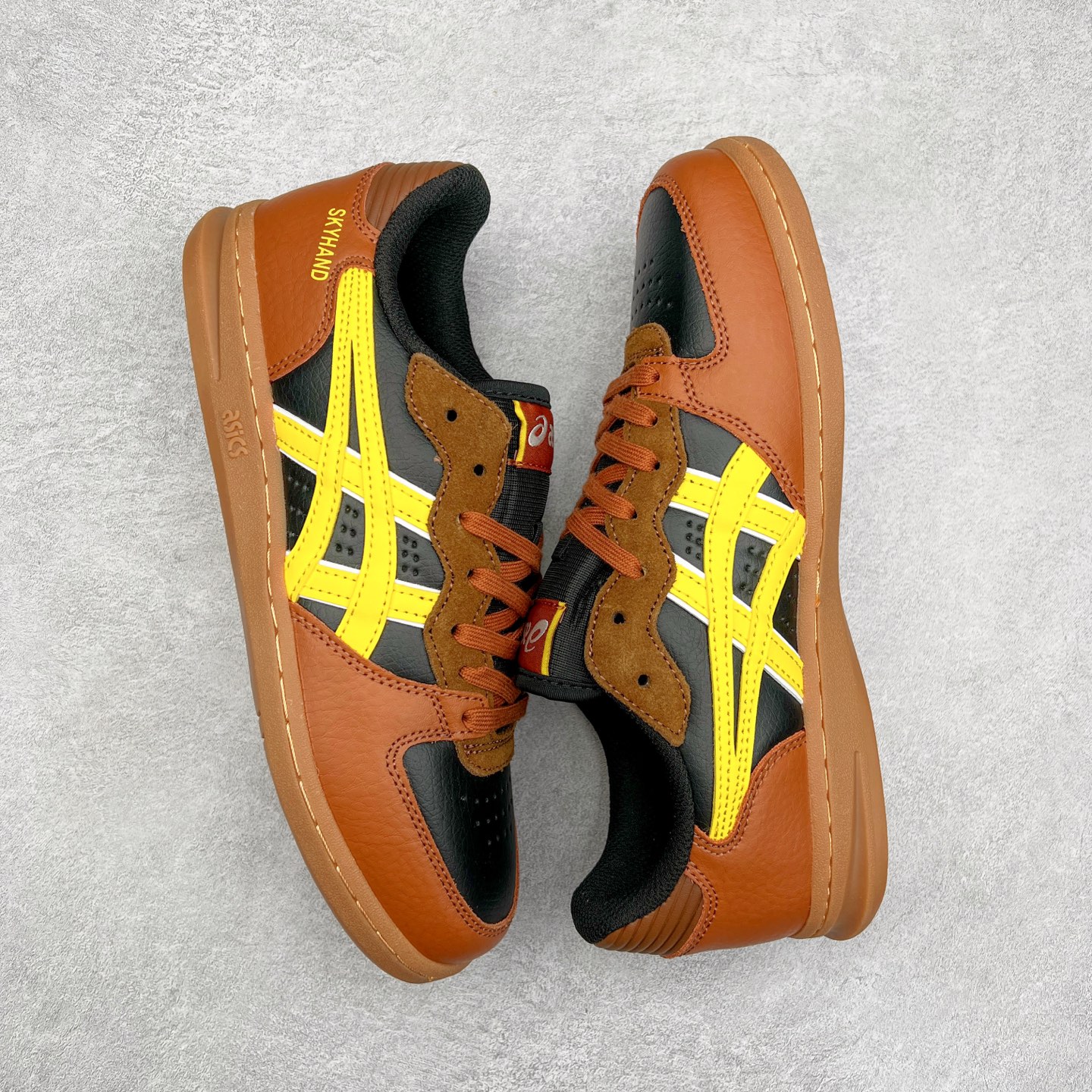 图片[3]-HAY x Asics Skyhand OG 复古运动板鞋 亚瑟士是日本实业家鬼家喜八郎创立的跑鞋运动品牌，名字想法源自著名的拉丁谚语“AnimaSana In Corpore Sano”意为“健全的精神寓于强健的体魄”。正如其名字的含义，ASICS亚瑟士一直坚信保持身体的健康与活力是打造健康快乐的生活方式的最佳途径。亚瑟士的跑鞋、篮球鞋等系列集专业与美貌于一身，拥有极高的热 尺码：36 37 37.5 38 39 39.5 40 40.5 41.5 42 42.5 43.5 44 45-选品中心