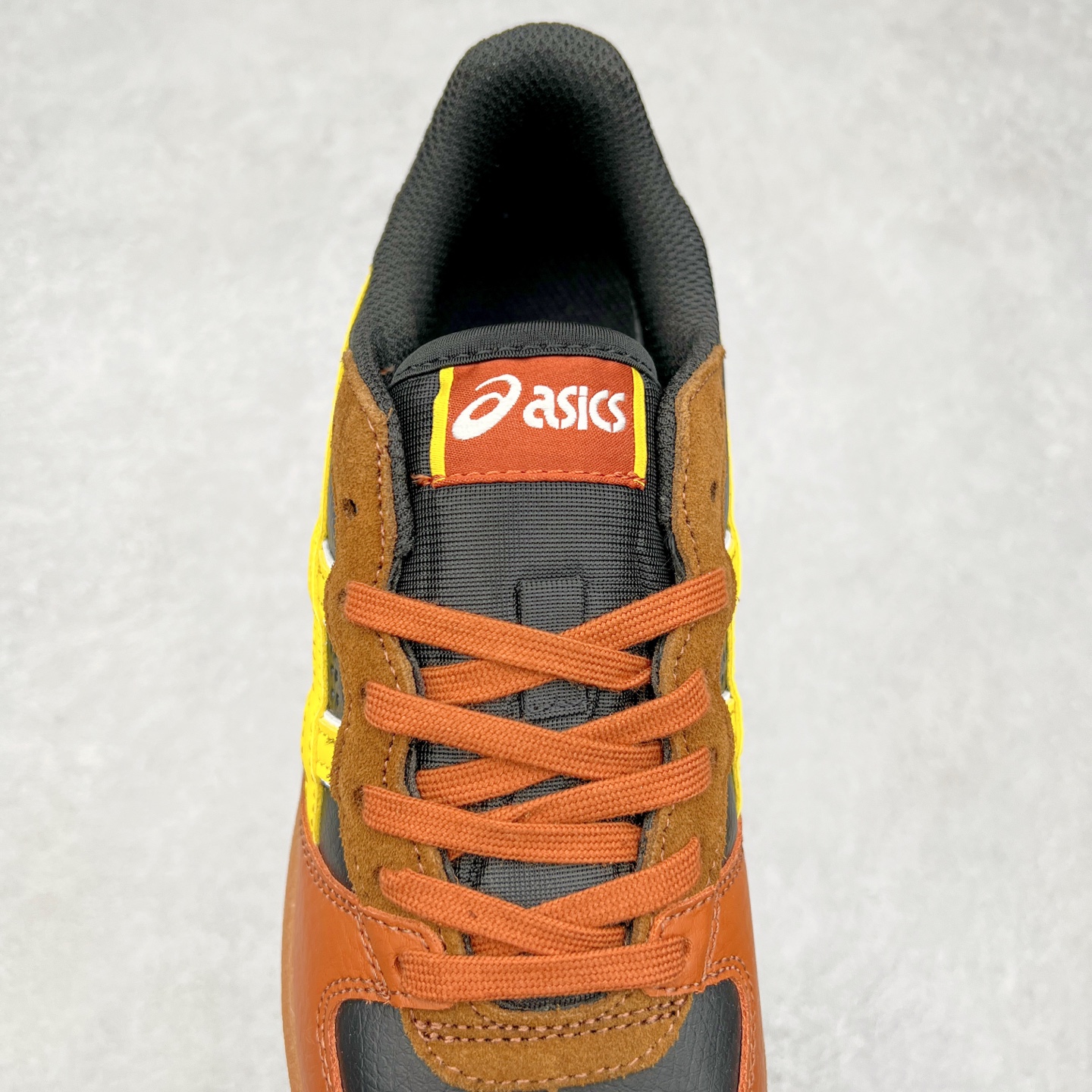 图片[5]-HAY x Asics Skyhand OG 复古运动板鞋 亚瑟士是日本实业家鬼家喜八郎创立的跑鞋运动品牌，名字想法源自著名的拉丁谚语“AnimaSana In Corpore Sano”意为“健全的精神寓于强健的体魄”。正如其名字的含义，ASICS亚瑟士一直坚信保持身体的健康与活力是打造健康快乐的生活方式的最佳途径。亚瑟士的跑鞋、篮球鞋等系列集专业与美貌于一身，拥有极高的热 尺码：36 37 37.5 38 39 39.5 40 40.5 41.5 42 42.5 43.5 44 45-选品中心