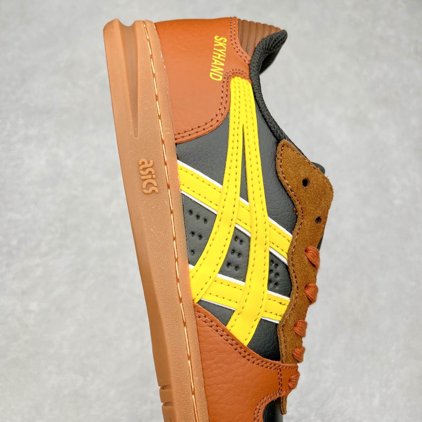 图片[6]-HAY x Asics Skyhand OG 复古运动板鞋 亚瑟士是日本实业家鬼家喜八郎创立的跑鞋运动品牌，名字想法源自著名的拉丁谚语“AnimaSana In Corpore Sano”意为“健全的精神寓于强健的体魄”。正如其名字的含义，ASICS亚瑟士一直坚信保持身体的健康与活力是打造健康快乐的生活方式的最佳途径。亚瑟士的跑鞋、篮球鞋等系列集专业与美貌于一身，拥有极高的热 尺码：36 37 37.5 38 39 39.5 40 40.5 41.5 42 42.5 43.5 44 45-选品中心