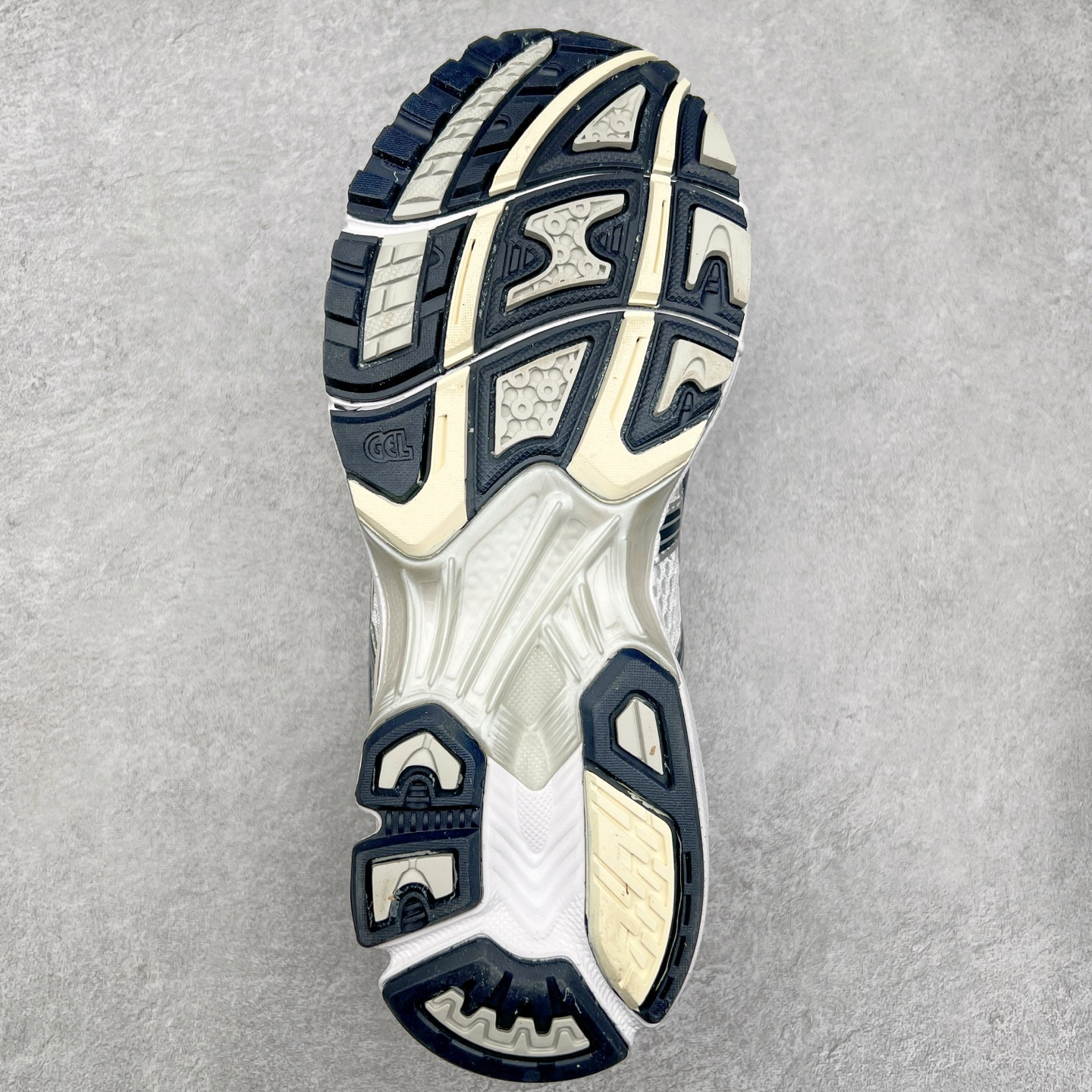 图片[9]-＃特价福利 ASICS GEL-KAYANO 14 亚瑟士K14系列户外复古潮流百搭织物合成革缓震休闲跑步鞋 原装纸板楦头开发 独家私模五层组合大底 原厂定制缓震硅胶加持 原盒原配 官方四联吊牌 原装Ortholite轻量化鞋垫 设计师 Hidenori Yamashita 以「Flash」一词为灵感 创造出未来感金属色鞋面 改造升级内在性能 由内而外全面革新 为 GEL-KAYANO 家族传承及经典跑鞋文化的延续 创下里程碑式作品 K14跑鞋重新诠释了复古的跑步形状 并以其 2000 年代后期的美学理念重新铺装 银色与蓝色的鞋面极为高档 网面铺陈与鞋面、鞋头多处细节位增添了透气性 鞋后跟部中底上以及多密度耐磨鞋底增加了 GEL 缓震胶 提供高抗冲击性、缓冲性、可保护脚部免受地面冲击的影响 穿着舒适性十足 尺码：35.5 36 37 37.5 38 39 39.5 40.5 41.5 42 42.5 43.5 44 45-选品中心