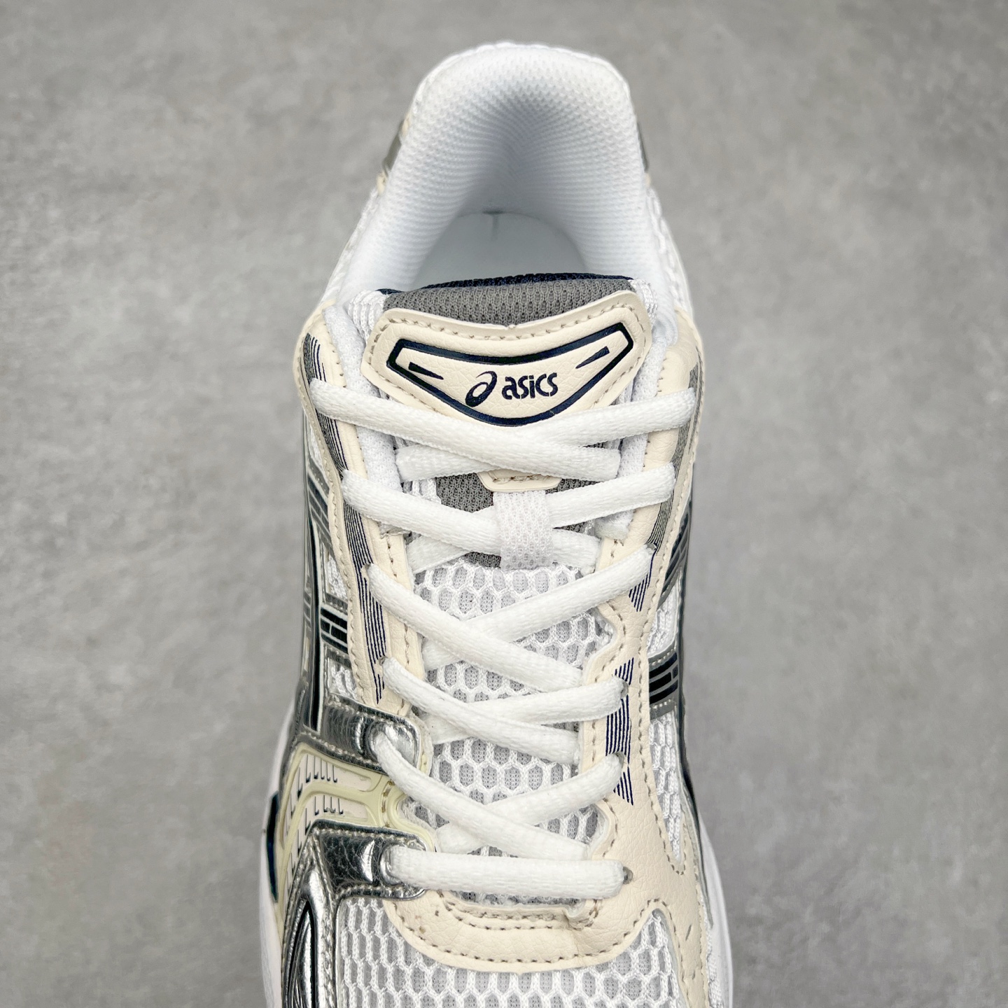 图片[5]-＃特价福利 ASICS GEL-KAYANO 14 亚瑟士K14系列户外复古潮流百搭织物合成革缓震休闲跑步鞋 原装纸板楦头开发 独家私模五层组合大底 原厂定制缓震硅胶加持 原盒原配 官方四联吊牌 原装Ortholite轻量化鞋垫 设计师 Hidenori Yamashita 以「Flash」一词为灵感 创造出未来感金属色鞋面 改造升级内在性能 由内而外全面革新 为 GEL-KAYANO 家族传承及经典跑鞋文化的延续 创下里程碑式作品 K14跑鞋重新诠释了复古的跑步形状 并以其 2000 年代后期的美学理念重新铺装 银色与蓝色的鞋面极为高档 网面铺陈与鞋面、鞋头多处细节位增添了透气性 鞋后跟部中底上以及多密度耐磨鞋底增加了 GEL 缓震胶 提供高抗冲击性、缓冲性、可保护脚部免受地面冲击的影响 穿着舒适性十足 尺码：35.5 36 37 37.5 38 39 39.5 40.5 41.5 42 42.5 43.5 44 45-选品中心