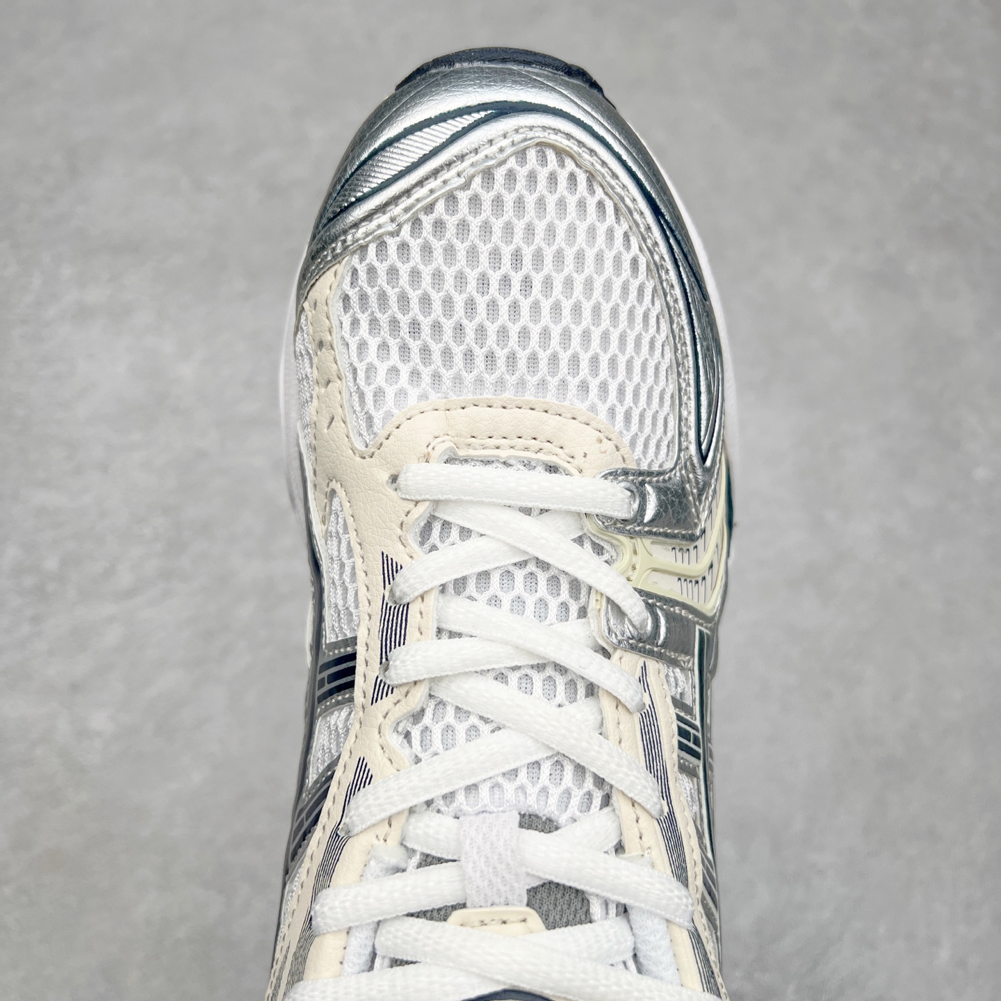 图片[4]-＃特价福利 ASICS GEL-KAYANO 14 亚瑟士K14系列户外复古潮流百搭织物合成革缓震休闲跑步鞋 原装纸板楦头开发 独家私模五层组合大底 原厂定制缓震硅胶加持 原盒原配 官方四联吊牌 原装Ortholite轻量化鞋垫 设计师 Hidenori Yamashita 以「Flash」一词为灵感 创造出未来感金属色鞋面 改造升级内在性能 由内而外全面革新 为 GEL-KAYANO 家族传承及经典跑鞋文化的延续 创下里程碑式作品 K14跑鞋重新诠释了复古的跑步形状 并以其 2000 年代后期的美学理念重新铺装 银色与蓝色的鞋面极为高档 网面铺陈与鞋面、鞋头多处细节位增添了透气性 鞋后跟部中底上以及多密度耐磨鞋底增加了 GEL 缓震胶 提供高抗冲击性、缓冲性、可保护脚部免受地面冲击的影响 穿着舒适性十足 尺码：35.5 36 37 37.5 38 39 39.5 40.5 41.5 42 42.5 43.5 44 45-选品中心