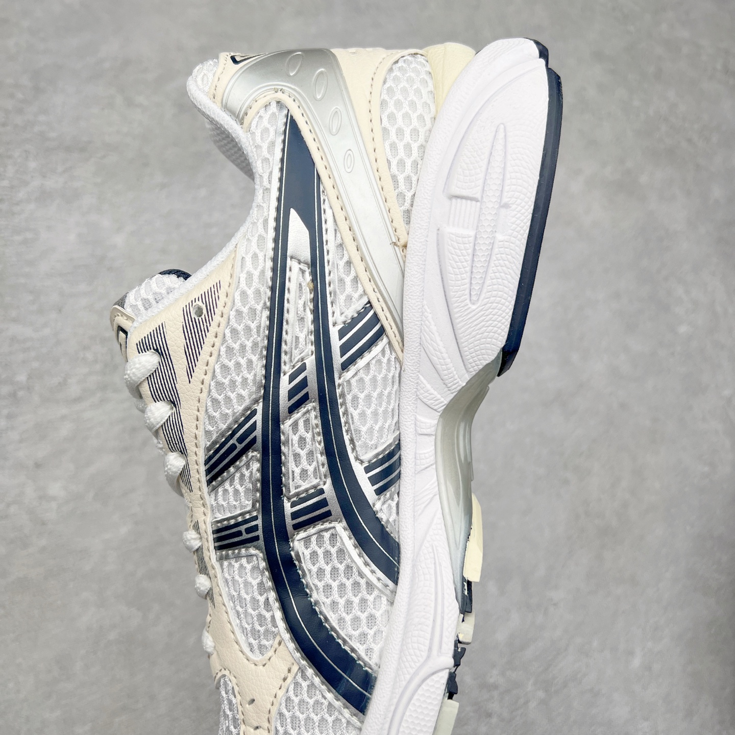 图片[7]-＃特价福利 ASICS GEL-KAYANO 14 亚瑟士K14系列户外复古潮流百搭织物合成革缓震休闲跑步鞋 原装纸板楦头开发 独家私模五层组合大底 原厂定制缓震硅胶加持 原盒原配 官方四联吊牌 原装Ortholite轻量化鞋垫 设计师 Hidenori Yamashita 以「Flash」一词为灵感 创造出未来感金属色鞋面 改造升级内在性能 由内而外全面革新 为 GEL-KAYANO 家族传承及经典跑鞋文化的延续 创下里程碑式作品 K14跑鞋重新诠释了复古的跑步形状 并以其 2000 年代后期的美学理念重新铺装 银色与蓝色的鞋面极为高档 网面铺陈与鞋面、鞋头多处细节位增添了透气性 鞋后跟部中底上以及多密度耐磨鞋底增加了 GEL 缓震胶 提供高抗冲击性、缓冲性、可保护脚部免受地面冲击的影响 穿着舒适性十足 尺码：35.5 36 37 37.5 38 39 39.5 40.5 41.5 42 42.5 43.5 44 45-选品中心