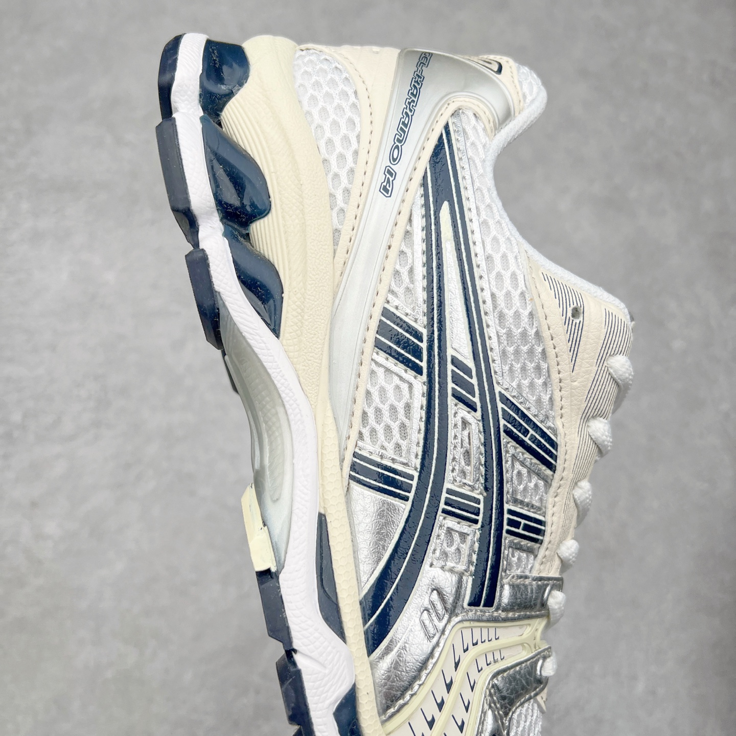图片[6]-＃特价福利 ASICS GEL-KAYANO 14 亚瑟士K14系列户外复古潮流百搭织物合成革缓震休闲跑步鞋 原装纸板楦头开发 独家私模五层组合大底 原厂定制缓震硅胶加持 原盒原配 官方四联吊牌 原装Ortholite轻量化鞋垫 设计师 Hidenori Yamashita 以「Flash」一词为灵感 创造出未来感金属色鞋面 改造升级内在性能 由内而外全面革新 为 GEL-KAYANO 家族传承及经典跑鞋文化的延续 创下里程碑式作品 K14跑鞋重新诠释了复古的跑步形状 并以其 2000 年代后期的美学理念重新铺装 银色与蓝色的鞋面极为高档 网面铺陈与鞋面、鞋头多处细节位增添了透气性 鞋后跟部中底上以及多密度耐磨鞋底增加了 GEL 缓震胶 提供高抗冲击性、缓冲性、可保护脚部免受地面冲击的影响 穿着舒适性十足 尺码：35.5 36 37 37.5 38 39 39.5 40.5 41.5 42 42.5 43.5 44 45-选品中心
