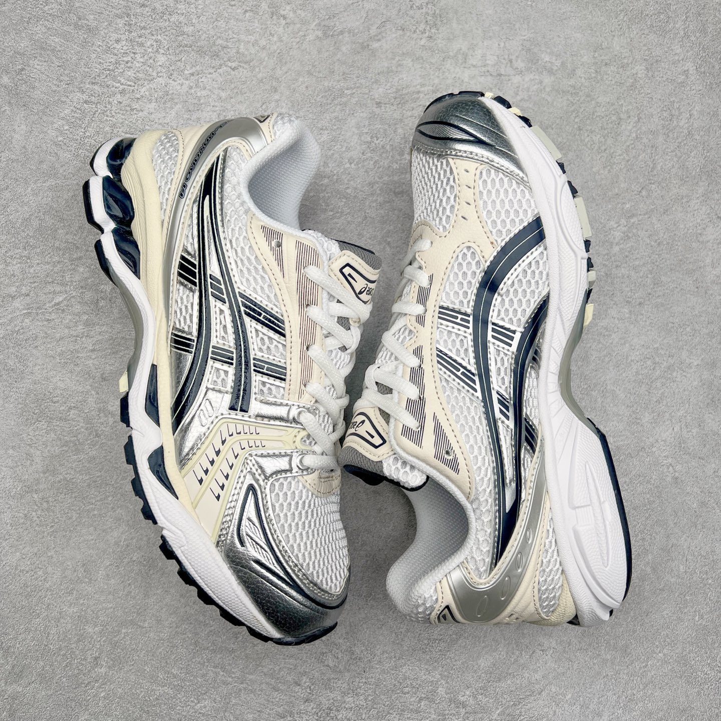 图片[3]-＃特价福利 ASICS GEL-KAYANO 14 亚瑟士K14系列户外复古潮流百搭织物合成革缓震休闲跑步鞋 原装纸板楦头开发 独家私模五层组合大底 原厂定制缓震硅胶加持 原盒原配 官方四联吊牌 原装Ortholite轻量化鞋垫 设计师 Hidenori Yamashita 以「Flash」一词为灵感 创造出未来感金属色鞋面 改造升级内在性能 由内而外全面革新 为 GEL-KAYANO 家族传承及经典跑鞋文化的延续 创下里程碑式作品 K14跑鞋重新诠释了复古的跑步形状 并以其 2000 年代后期的美学理念重新铺装 银色与蓝色的鞋面极为高档 网面铺陈与鞋面、鞋头多处细节位增添了透气性 鞋后跟部中底上以及多密度耐磨鞋底增加了 GEL 缓震胶 提供高抗冲击性、缓冲性、可保护脚部免受地面冲击的影响 穿着舒适性十足 尺码：35.5 36 37 37.5 38 39 39.5 40.5 41.5 42 42.5 43.5 44 45-选品中心