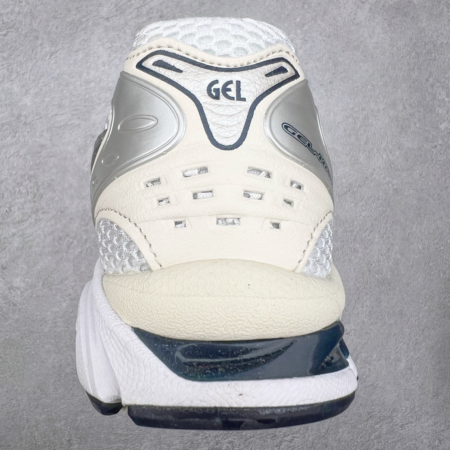 图片[8]-＃特价福利 ASICS GEL-KAYANO 14 亚瑟士K14系列户外复古潮流百搭织物合成革缓震休闲跑步鞋 原装纸板楦头开发 独家私模五层组合大底 原厂定制缓震硅胶加持 原盒原配 官方四联吊牌 原装Ortholite轻量化鞋垫 设计师 Hidenori Yamashita 以「Flash」一词为灵感 创造出未来感金属色鞋面 改造升级内在性能 由内而外全面革新 为 GEL-KAYANO 家族传承及经典跑鞋文化的延续 创下里程碑式作品 K14跑鞋重新诠释了复古的跑步形状 并以其 2000 年代后期的美学理念重新铺装 银色与蓝色的鞋面极为高档 网面铺陈与鞋面、鞋头多处细节位增添了透气性 鞋后跟部中底上以及多密度耐磨鞋底增加了 GEL 缓震胶 提供高抗冲击性、缓冲性、可保护脚部免受地面冲击的影响 穿着舒适性十足 尺码：35.5 36 37 37.5 38 39 39.5 40.5 41.5 42 42.5 43.5 44 45-选品中心