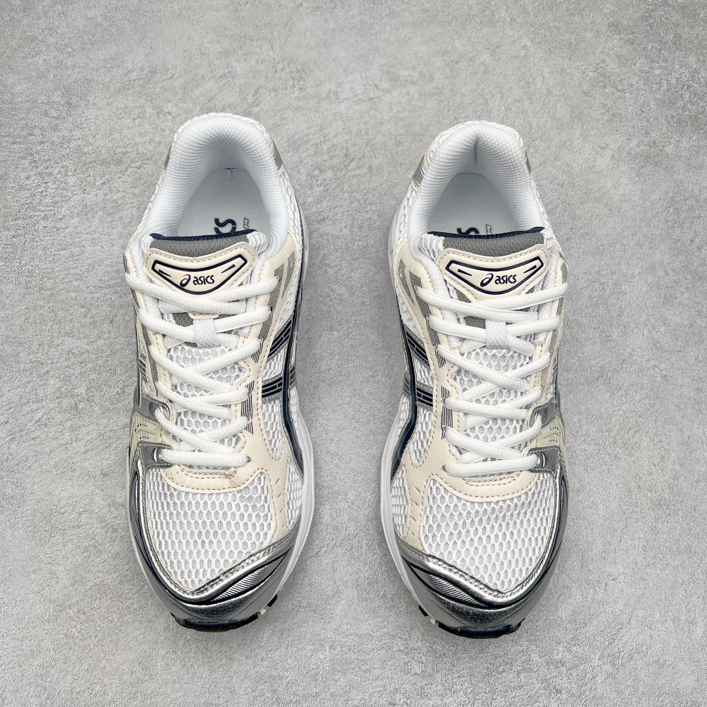 图片[2]-＃特价福利 ASICS GEL-KAYANO 14 亚瑟士K14系列户外复古潮流百搭织物合成革缓震休闲跑步鞋 原装纸板楦头开发 独家私模五层组合大底 原厂定制缓震硅胶加持 原盒原配 官方四联吊牌 原装Ortholite轻量化鞋垫 设计师 Hidenori Yamashita 以「Flash」一词为灵感 创造出未来感金属色鞋面 改造升级内在性能 由内而外全面革新 为 GEL-KAYANO 家族传承及经典跑鞋文化的延续 创下里程碑式作品 K14跑鞋重新诠释了复古的跑步形状 并以其 2000 年代后期的美学理念重新铺装 银色与蓝色的鞋面极为高档 网面铺陈与鞋面、鞋头多处细节位增添了透气性 鞋后跟部中底上以及多密度耐磨鞋底增加了 GEL 缓震胶 提供高抗冲击性、缓冲性、可保护脚部免受地面冲击的影响 穿着舒适性十足 尺码：35.5 36 37 37.5 38 39 39.5 40.5 41.5 42 42.5 43.5 44 45-选品中心