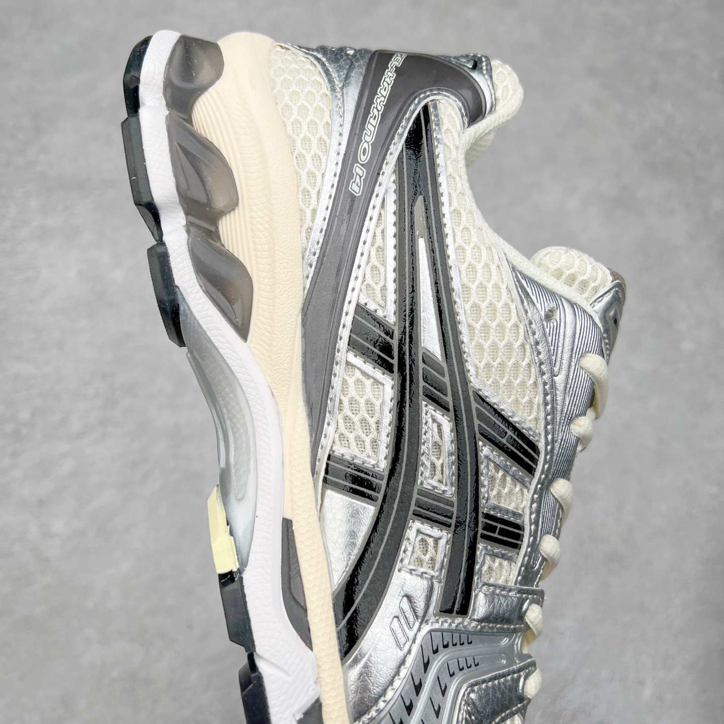 图片[6]-＃特价福利 ASICS GEL-KAYANO 14 亚瑟士K14系列户外复古潮流百搭织物合成革缓震休闲跑步鞋 原装纸板楦头开发 独家私模五层组合大底 原厂定制缓震硅胶加持 原盒原配 官方四联吊牌 原装Ortholite轻量化鞋垫 设计师 Hidenori Yamashita 以「Flash」一词为灵感 创造出未来感金属色鞋面 改造升级内在性能 由内而外全面革新 为 GEL-KAYANO 家族传承及经典跑鞋文化的延续 创下里程碑式作品 K14跑鞋重新诠释了复古的跑步形状 并以其 2000 年代后期的美学理念重新铺装 银色与蓝色的鞋面极为高档 网面铺陈与鞋面、鞋头多处细节位增添了透气性 鞋后跟部中底上以及多密度耐磨鞋底增加了 GEL 缓震胶 提供高抗冲击性、缓冲性、可保护脚部免受地面冲击的影响 穿着舒适性十足 尺码：35.5 36 37 37.5 38 39 39.5 40.5 41.5 42 42.5 43.5 44 45-选品中心