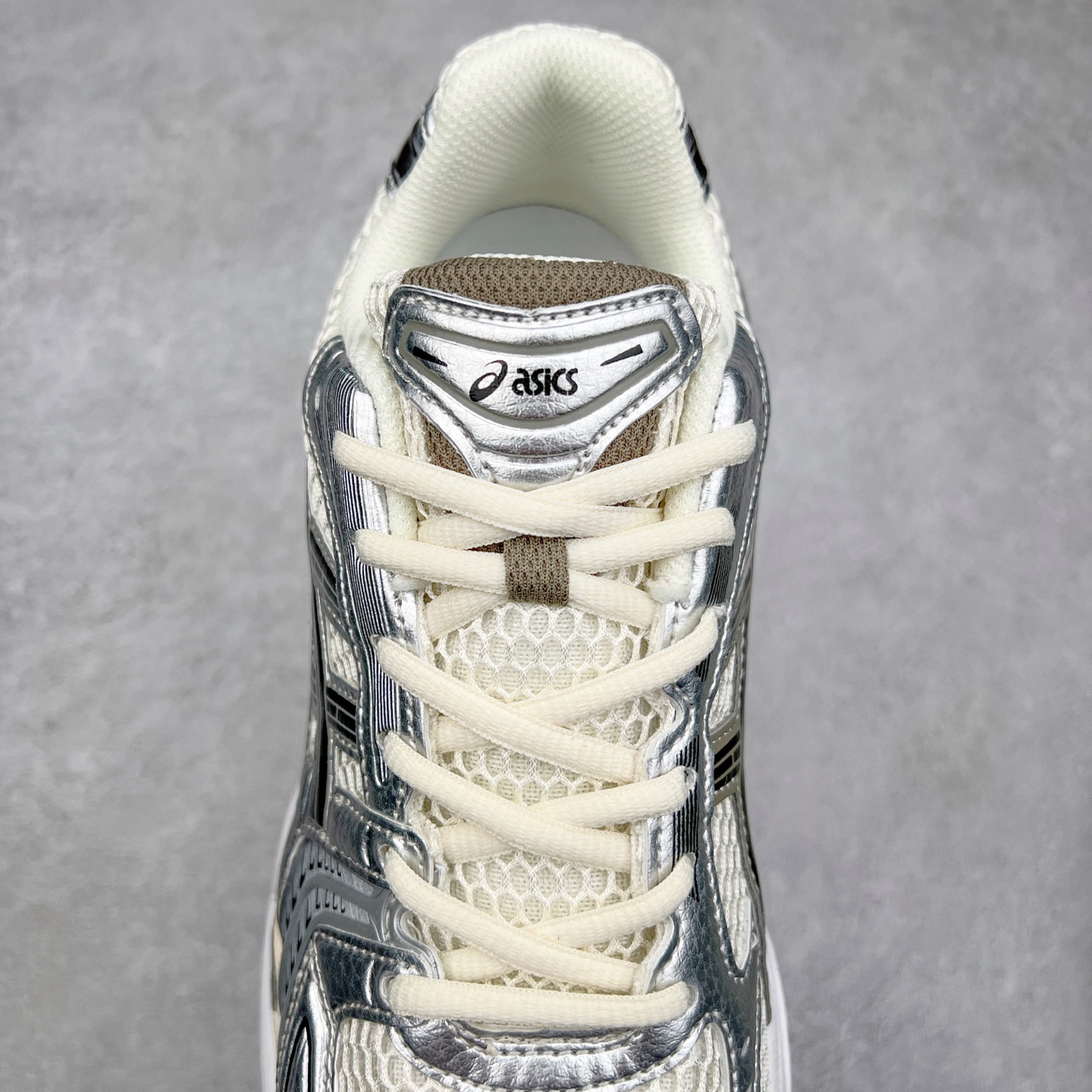 图片[5]-＃特价福利 ASICS GEL-KAYANO 14 亚瑟士K14系列户外复古潮流百搭织物合成革缓震休闲跑步鞋 原装纸板楦头开发 独家私模五层组合大底 原厂定制缓震硅胶加持 原盒原配 官方四联吊牌 原装Ortholite轻量化鞋垫 设计师 Hidenori Yamashita 以「Flash」一词为灵感 创造出未来感金属色鞋面 改造升级内在性能 由内而外全面革新 为 GEL-KAYANO 家族传承及经典跑鞋文化的延续 创下里程碑式作品 K14跑鞋重新诠释了复古的跑步形状 并以其 2000 年代后期的美学理念重新铺装 银色与蓝色的鞋面极为高档 网面铺陈与鞋面、鞋头多处细节位增添了透气性 鞋后跟部中底上以及多密度耐磨鞋底增加了 GEL 缓震胶 提供高抗冲击性、缓冲性、可保护脚部免受地面冲击的影响 穿着舒适性十足 尺码：35.5 36 37 37.5 38 39 39.5 40.5 41.5 42 42.5 43.5 44 45-选品中心