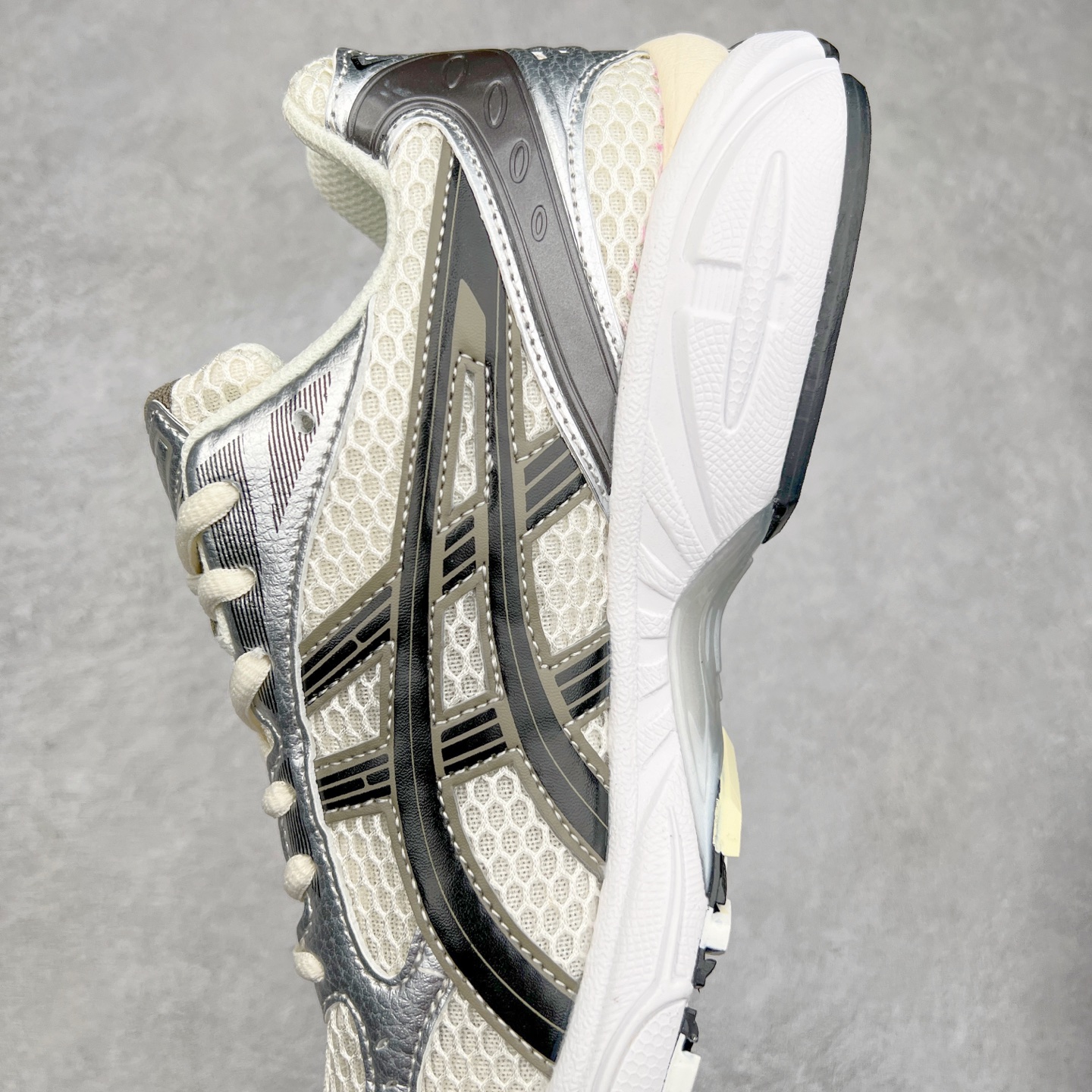 图片[7]-＃特价福利 ASICS GEL-KAYANO 14 亚瑟士K14系列户外复古潮流百搭织物合成革缓震休闲跑步鞋 原装纸板楦头开发 独家私模五层组合大底 原厂定制缓震硅胶加持 原盒原配 官方四联吊牌 原装Ortholite轻量化鞋垫 设计师 Hidenori Yamashita 以「Flash」一词为灵感 创造出未来感金属色鞋面 改造升级内在性能 由内而外全面革新 为 GEL-KAYANO 家族传承及经典跑鞋文化的延续 创下里程碑式作品 K14跑鞋重新诠释了复古的跑步形状 并以其 2000 年代后期的美学理念重新铺装 银色与蓝色的鞋面极为高档 网面铺陈与鞋面、鞋头多处细节位增添了透气性 鞋后跟部中底上以及多密度耐磨鞋底增加了 GEL 缓震胶 提供高抗冲击性、缓冲性、可保护脚部免受地面冲击的影响 穿着舒适性十足 尺码：35.5 36 37 37.5 38 39 39.5 40.5 41.5 42 42.5 43.5 44 45-选品中心