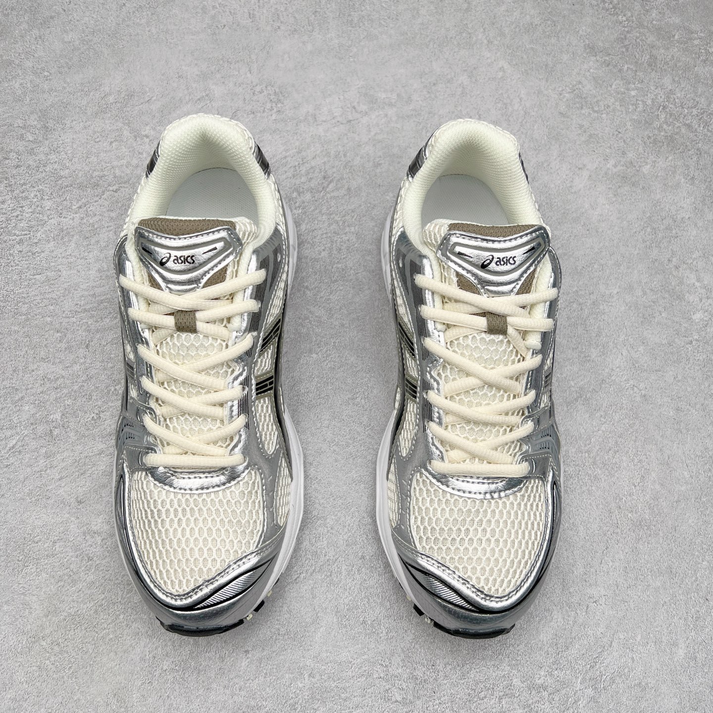 图片[2]-＃特价福利 ASICS GEL-KAYANO 14 亚瑟士K14系列户外复古潮流百搭织物合成革缓震休闲跑步鞋 原装纸板楦头开发 独家私模五层组合大底 原厂定制缓震硅胶加持 原盒原配 官方四联吊牌 原装Ortholite轻量化鞋垫 设计师 Hidenori Yamashita 以「Flash」一词为灵感 创造出未来感金属色鞋面 改造升级内在性能 由内而外全面革新 为 GEL-KAYANO 家族传承及经典跑鞋文化的延续 创下里程碑式作品 K14跑鞋重新诠释了复古的跑步形状 并以其 2000 年代后期的美学理念重新铺装 银色与蓝色的鞋面极为高档 网面铺陈与鞋面、鞋头多处细节位增添了透气性 鞋后跟部中底上以及多密度耐磨鞋底增加了 GEL 缓震胶 提供高抗冲击性、缓冲性、可保护脚部免受地面冲击的影响 穿着舒适性十足 尺码：35.5 36 37 37.5 38 39 39.5 40.5 41.5 42 42.5 43.5 44 45-选品中心