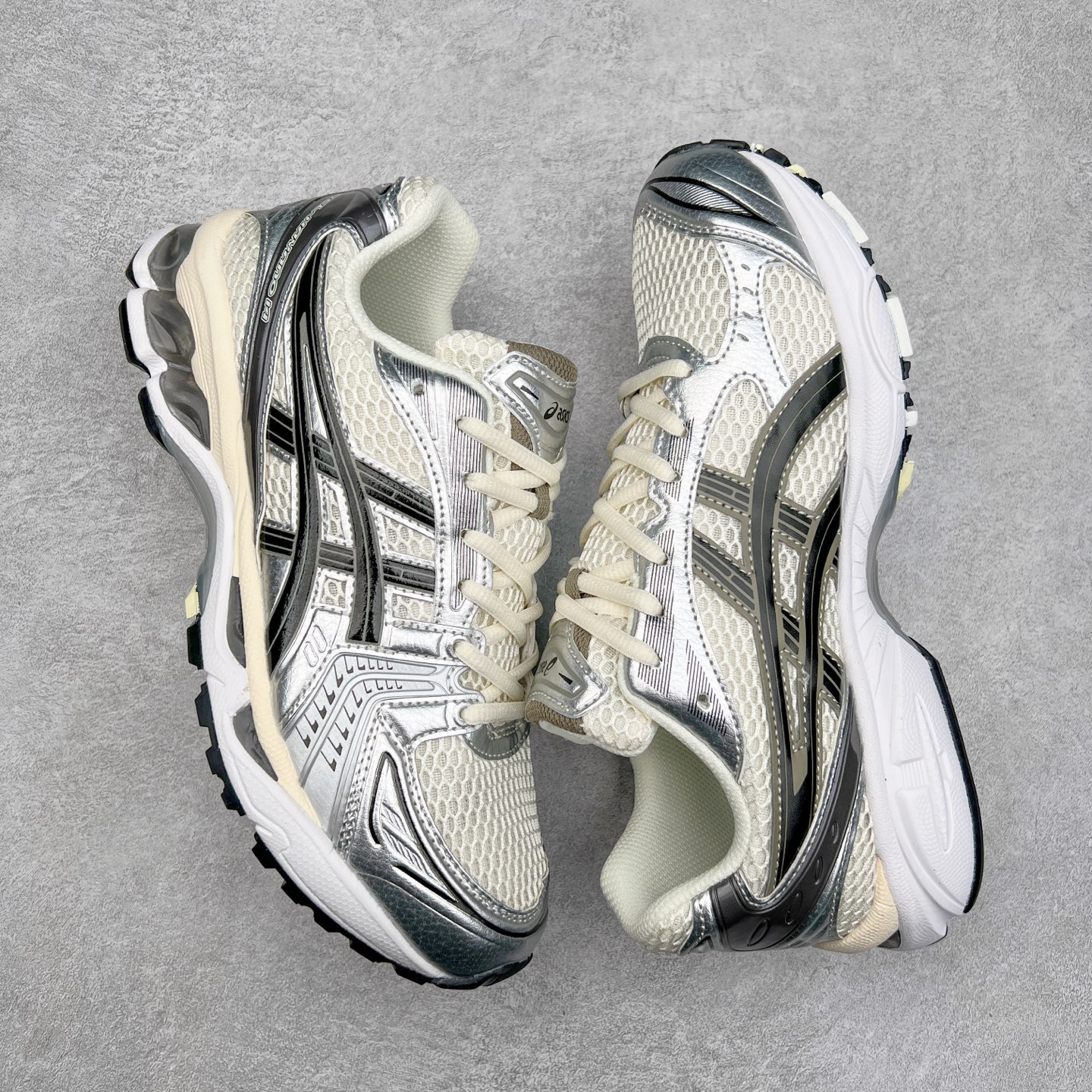 图片[3]-＃特价福利 ASICS GEL-KAYANO 14 亚瑟士K14系列户外复古潮流百搭织物合成革缓震休闲跑步鞋 原装纸板楦头开发 独家私模五层组合大底 原厂定制缓震硅胶加持 原盒原配 官方四联吊牌 原装Ortholite轻量化鞋垫 设计师 Hidenori Yamashita 以「Flash」一词为灵感 创造出未来感金属色鞋面 改造升级内在性能 由内而外全面革新 为 GEL-KAYANO 家族传承及经典跑鞋文化的延续 创下里程碑式作品 K14跑鞋重新诠释了复古的跑步形状 并以其 2000 年代后期的美学理念重新铺装 银色与蓝色的鞋面极为高档 网面铺陈与鞋面、鞋头多处细节位增添了透气性 鞋后跟部中底上以及多密度耐磨鞋底增加了 GEL 缓震胶 提供高抗冲击性、缓冲性、可保护脚部免受地面冲击的影响 穿着舒适性十足 尺码：35.5 36 37 37.5 38 39 39.5 40.5 41.5 42 42.5 43.5 44 45-选品中心