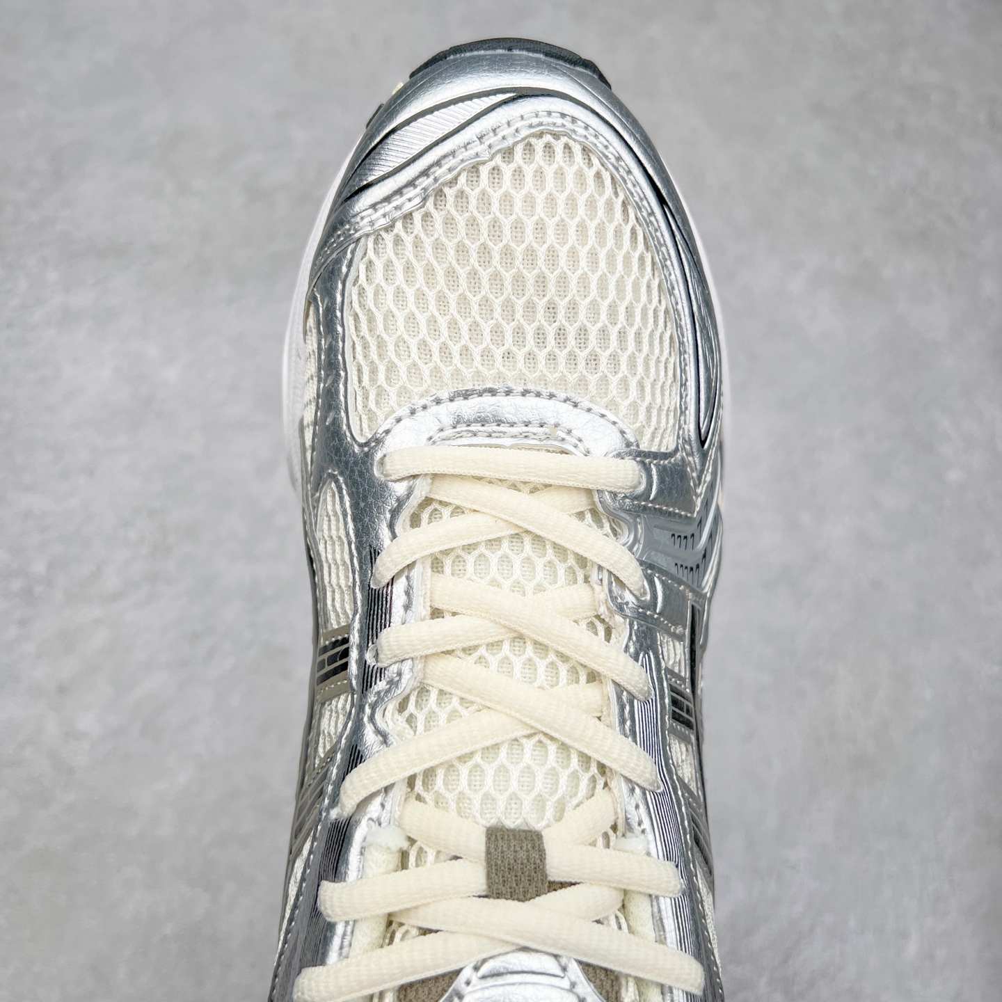 图片[4]-＃特价福利 ASICS GEL-KAYANO 14 亚瑟士K14系列户外复古潮流百搭织物合成革缓震休闲跑步鞋 原装纸板楦头开发 独家私模五层组合大底 原厂定制缓震硅胶加持 原盒原配 官方四联吊牌 原装Ortholite轻量化鞋垫 设计师 Hidenori Yamashita 以「Flash」一词为灵感 创造出未来感金属色鞋面 改造升级内在性能 由内而外全面革新 为 GEL-KAYANO 家族传承及经典跑鞋文化的延续 创下里程碑式作品 K14跑鞋重新诠释了复古的跑步形状 并以其 2000 年代后期的美学理念重新铺装 银色与蓝色的鞋面极为高档 网面铺陈与鞋面、鞋头多处细节位增添了透气性 鞋后跟部中底上以及多密度耐磨鞋底增加了 GEL 缓震胶 提供高抗冲击性、缓冲性、可保护脚部免受地面冲击的影响 穿着舒适性十足 尺码：35.5 36 37 37.5 38 39 39.5 40.5 41.5 42 42.5 43.5 44 45-选品中心