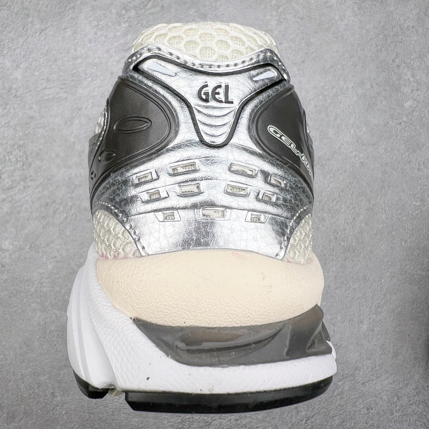 图片[8]-＃特价福利 ASICS GEL-KAYANO 14 亚瑟士K14系列户外复古潮流百搭织物合成革缓震休闲跑步鞋 原装纸板楦头开发 独家私模五层组合大底 原厂定制缓震硅胶加持 原盒原配 官方四联吊牌 原装Ortholite轻量化鞋垫 设计师 Hidenori Yamashita 以「Flash」一词为灵感 创造出未来感金属色鞋面 改造升级内在性能 由内而外全面革新 为 GEL-KAYANO 家族传承及经典跑鞋文化的延续 创下里程碑式作品 K14跑鞋重新诠释了复古的跑步形状 并以其 2000 年代后期的美学理念重新铺装 银色与蓝色的鞋面极为高档 网面铺陈与鞋面、鞋头多处细节位增添了透气性 鞋后跟部中底上以及多密度耐磨鞋底增加了 GEL 缓震胶 提供高抗冲击性、缓冲性、可保护脚部免受地面冲击的影响 穿着舒适性十足 尺码：35.5 36 37 37.5 38 39 39.5 40.5 41.5 42 42.5 43.5 44 45-选品中心