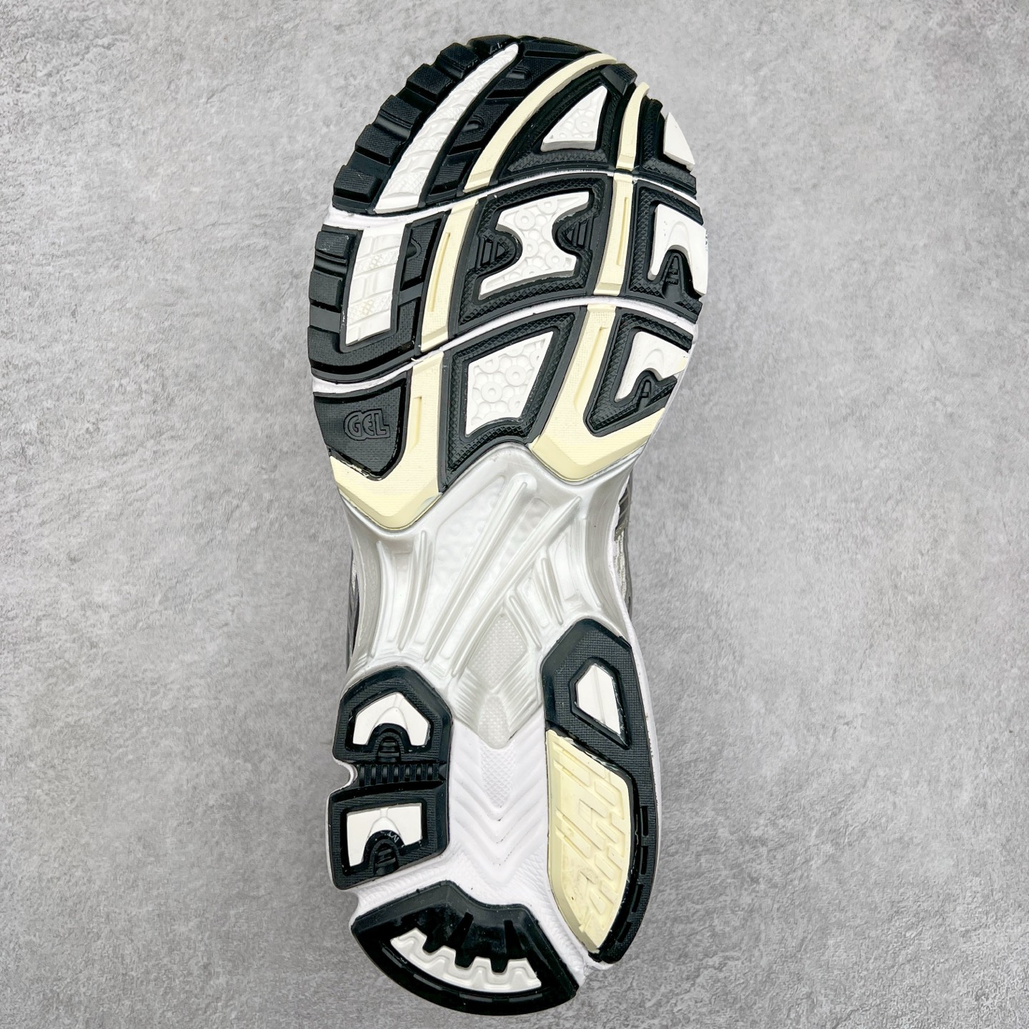 图片[9]-＃特价福利 ASICS GEL-KAYANO 14 亚瑟士K14系列户外复古潮流百搭织物合成革缓震休闲跑步鞋 原装纸板楦头开发 独家私模五层组合大底 原厂定制缓震硅胶加持 原盒原配 官方四联吊牌 原装Ortholite轻量化鞋垫 设计师 Hidenori Yamashita 以「Flash」一词为灵感 创造出未来感金属色鞋面 改造升级内在性能 由内而外全面革新 为 GEL-KAYANO 家族传承及经典跑鞋文化的延续 创下里程碑式作品 K14跑鞋重新诠释了复古的跑步形状 并以其 2000 年代后期的美学理念重新铺装 银色与蓝色的鞋面极为高档 网面铺陈与鞋面、鞋头多处细节位增添了透气性 鞋后跟部中底上以及多密度耐磨鞋底增加了 GEL 缓震胶 提供高抗冲击性、缓冲性、可保护脚部免受地面冲击的影响 穿着舒适性十足 尺码：35.5 36 37 37.5 38 39 39.5 40.5 41.5 42 42.5 43.5 44 45-选品中心