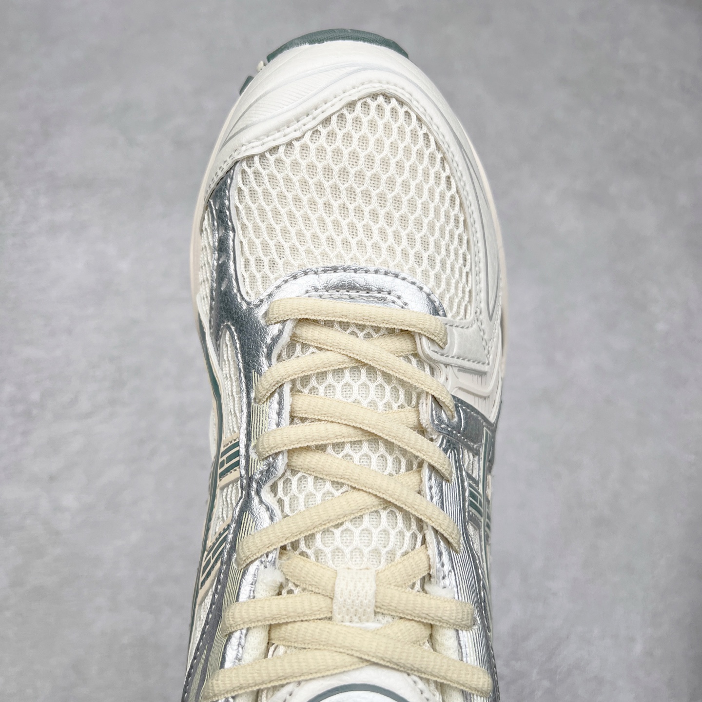 图片[4]-＃特价福利 ASICS GEL-KAYANO 14 亚瑟士K14系列户外复古潮流百搭织物合成革缓震休闲跑步鞋 原装纸板楦头开发 独家私模五层组合大底 原厂定制缓震硅胶加持 原盒原配 官方四联吊牌 原装Ortholite轻量化鞋垫 设计师 Hidenori Yamashita 以「Flash」一词为灵感 创造出未来感金属色鞋面 改造升级内在性能 由内而外全面革新 为 GEL-KAYANO 家族传承及经典跑鞋文化的延续 创下里程碑式作品 K14跑鞋重新诠释了复古的跑步形状 并以其 2000 年代后期的美学理念重新铺装 银色与蓝色的鞋面极为高档 网面铺陈与鞋面、鞋头多处细节位增添了透气性 鞋后跟部中底上以及多密度耐磨鞋底增加了 GEL 缓震胶 提供高抗冲击性、缓冲性、可保护脚部免受地面冲击的影响 穿着舒适性十足 尺码：35.5 36 37 37.5 38 39 39.5 40.5 41.5 42 42.5 43.5 44 45-选品中心