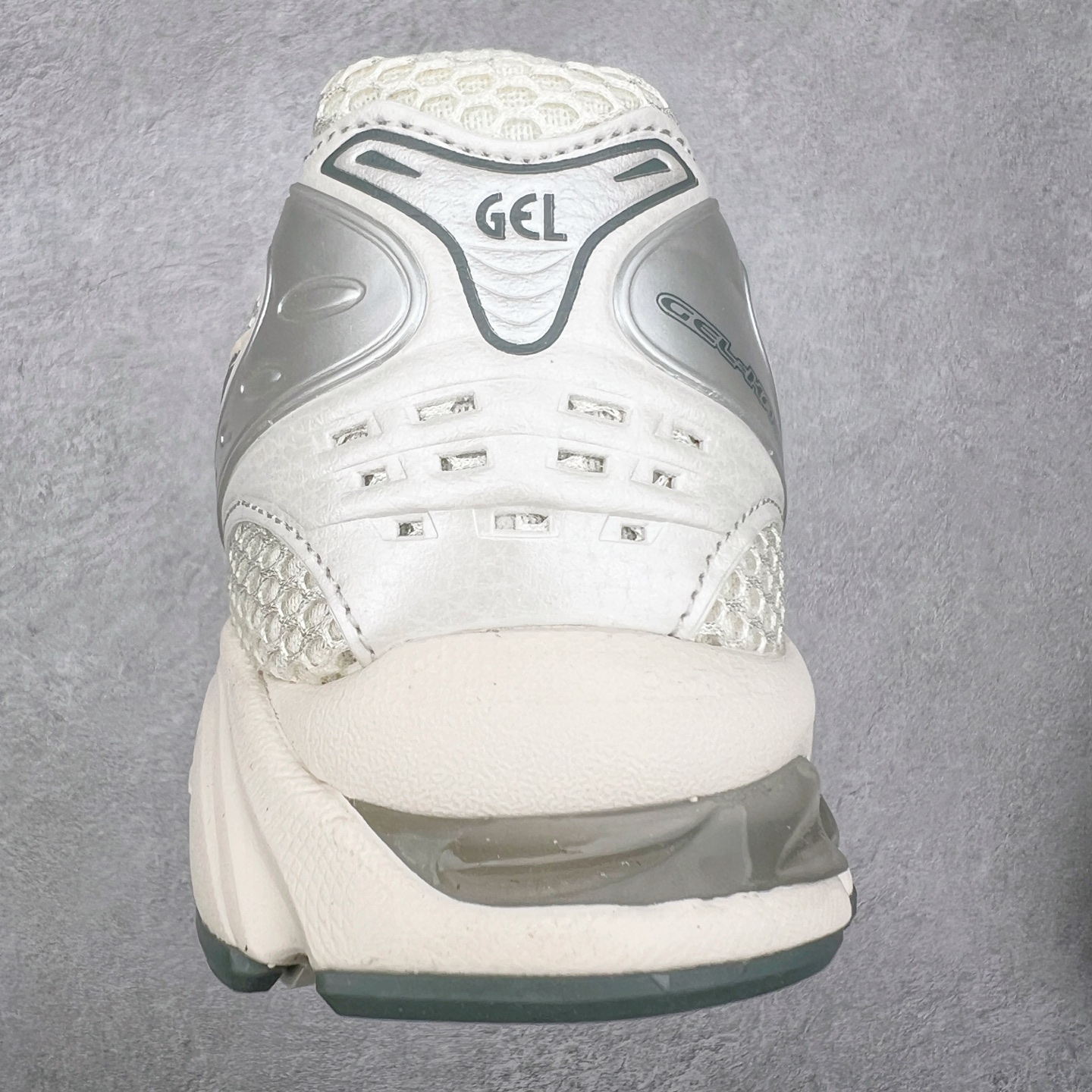 图片[8]-＃特价福利 ASICS GEL-KAYANO 14 亚瑟士K14系列户外复古潮流百搭织物合成革缓震休闲跑步鞋 原装纸板楦头开发 独家私模五层组合大底 原厂定制缓震硅胶加持 原盒原配 官方四联吊牌 原装Ortholite轻量化鞋垫 设计师 Hidenori Yamashita 以「Flash」一词为灵感 创造出未来感金属色鞋面 改造升级内在性能 由内而外全面革新 为 GEL-KAYANO 家族传承及经典跑鞋文化的延续 创下里程碑式作品 K14跑鞋重新诠释了复古的跑步形状 并以其 2000 年代后期的美学理念重新铺装 银色与蓝色的鞋面极为高档 网面铺陈与鞋面、鞋头多处细节位增添了透气性 鞋后跟部中底上以及多密度耐磨鞋底增加了 GEL 缓震胶 提供高抗冲击性、缓冲性、可保护脚部免受地面冲击的影响 穿着舒适性十足 尺码：35.5 36 37 37.5 38 39 39.5 40.5 41.5 42 42.5 43.5 44 45-选品中心