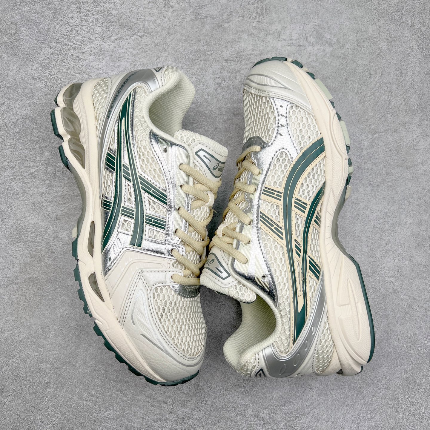 图片[3]-＃特价福利 ASICS GEL-KAYANO 14 亚瑟士K14系列户外复古潮流百搭织物合成革缓震休闲跑步鞋 原装纸板楦头开发 独家私模五层组合大底 原厂定制缓震硅胶加持 原盒原配 官方四联吊牌 原装Ortholite轻量化鞋垫 设计师 Hidenori Yamashita 以「Flash」一词为灵感 创造出未来感金属色鞋面 改造升级内在性能 由内而外全面革新 为 GEL-KAYANO 家族传承及经典跑鞋文化的延续 创下里程碑式作品 K14跑鞋重新诠释了复古的跑步形状 并以其 2000 年代后期的美学理念重新铺装 银色与蓝色的鞋面极为高档 网面铺陈与鞋面、鞋头多处细节位增添了透气性 鞋后跟部中底上以及多密度耐磨鞋底增加了 GEL 缓震胶 提供高抗冲击性、缓冲性、可保护脚部免受地面冲击的影响 穿着舒适性十足 尺码：35.5 36 37 37.5 38 39 39.5 40.5 41.5 42 42.5 43.5 44 45-选品中心