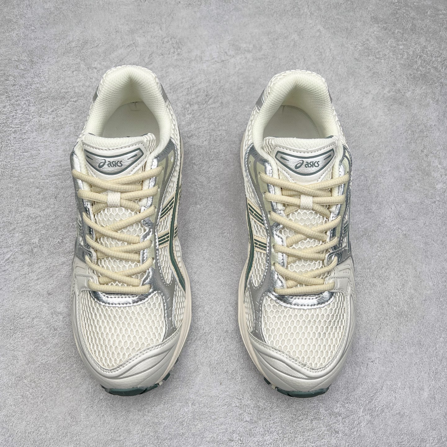 图片[2]-＃特价福利 ASICS GEL-KAYANO 14 亚瑟士K14系列户外复古潮流百搭织物合成革缓震休闲跑步鞋 原装纸板楦头开发 独家私模五层组合大底 原厂定制缓震硅胶加持 原盒原配 官方四联吊牌 原装Ortholite轻量化鞋垫 设计师 Hidenori Yamashita 以「Flash」一词为灵感 创造出未来感金属色鞋面 改造升级内在性能 由内而外全面革新 为 GEL-KAYANO 家族传承及经典跑鞋文化的延续 创下里程碑式作品 K14跑鞋重新诠释了复古的跑步形状 并以其 2000 年代后期的美学理念重新铺装 银色与蓝色的鞋面极为高档 网面铺陈与鞋面、鞋头多处细节位增添了透气性 鞋后跟部中底上以及多密度耐磨鞋底增加了 GEL 缓震胶 提供高抗冲击性、缓冲性、可保护脚部免受地面冲击的影响 穿着舒适性十足 尺码：35.5 36 37 37.5 38 39 39.5 40.5 41.5 42 42.5 43.5 44 45-选品中心