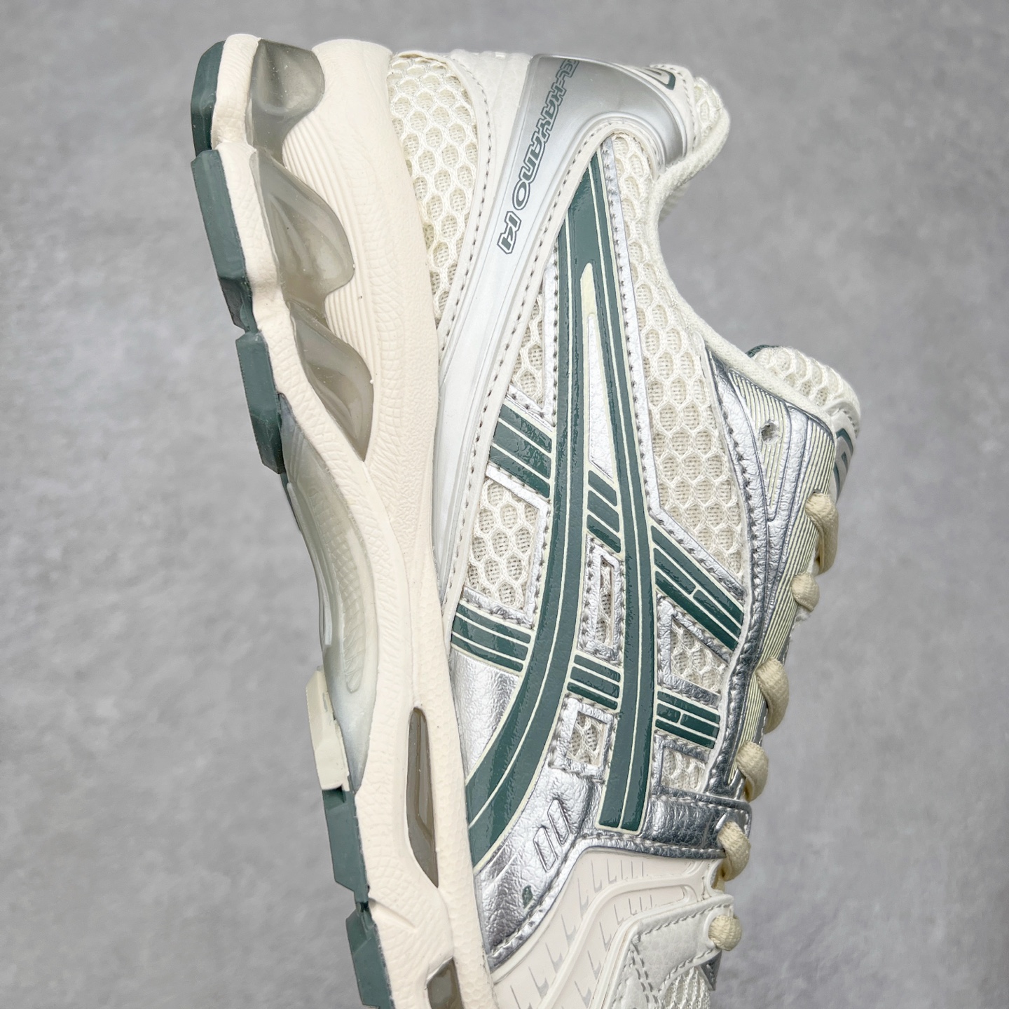 图片[6]-＃特价福利 ASICS GEL-KAYANO 14 亚瑟士K14系列户外复古潮流百搭织物合成革缓震休闲跑步鞋 原装纸板楦头开发 独家私模五层组合大底 原厂定制缓震硅胶加持 原盒原配 官方四联吊牌 原装Ortholite轻量化鞋垫 设计师 Hidenori Yamashita 以「Flash」一词为灵感 创造出未来感金属色鞋面 改造升级内在性能 由内而外全面革新 为 GEL-KAYANO 家族传承及经典跑鞋文化的延续 创下里程碑式作品 K14跑鞋重新诠释了复古的跑步形状 并以其 2000 年代后期的美学理念重新铺装 银色与蓝色的鞋面极为高档 网面铺陈与鞋面、鞋头多处细节位增添了透气性 鞋后跟部中底上以及多密度耐磨鞋底增加了 GEL 缓震胶 提供高抗冲击性、缓冲性、可保护脚部免受地面冲击的影响 穿着舒适性十足 尺码：35.5 36 37 37.5 38 39 39.5 40.5 41.5 42 42.5 43.5 44 45-选品中心