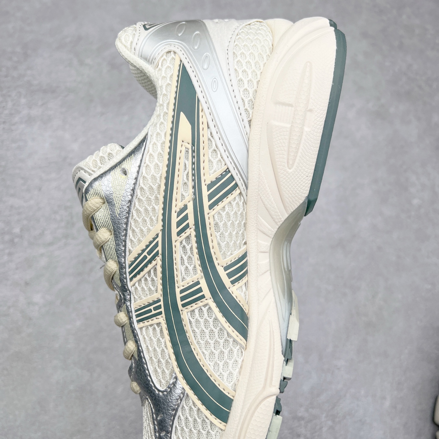 图片[7]-＃特价福利 ASICS GEL-KAYANO 14 亚瑟士K14系列户外复古潮流百搭织物合成革缓震休闲跑步鞋 原装纸板楦头开发 独家私模五层组合大底 原厂定制缓震硅胶加持 原盒原配 官方四联吊牌 原装Ortholite轻量化鞋垫 设计师 Hidenori Yamashita 以「Flash」一词为灵感 创造出未来感金属色鞋面 改造升级内在性能 由内而外全面革新 为 GEL-KAYANO 家族传承及经典跑鞋文化的延续 创下里程碑式作品 K14跑鞋重新诠释了复古的跑步形状 并以其 2000 年代后期的美学理念重新铺装 银色与蓝色的鞋面极为高档 网面铺陈与鞋面、鞋头多处细节位增添了透气性 鞋后跟部中底上以及多密度耐磨鞋底增加了 GEL 缓震胶 提供高抗冲击性、缓冲性、可保护脚部免受地面冲击的影响 穿着舒适性十足 尺码：35.5 36 37 37.5 38 39 39.5 40.5 41.5 42 42.5 43.5 44 45-选品中心