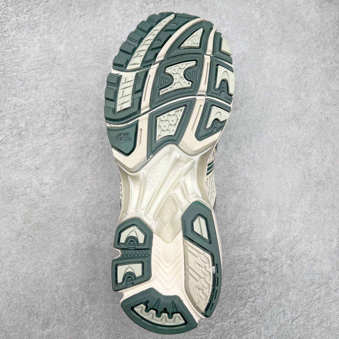 图片[9]-＃特价福利 ASICS GEL-KAYANO 14 亚瑟士K14系列户外复古潮流百搭织物合成革缓震休闲跑步鞋 原装纸板楦头开发 独家私模五层组合大底 原厂定制缓震硅胶加持 原盒原配 官方四联吊牌 原装Ortholite轻量化鞋垫 设计师 Hidenori Yamashita 以「Flash」一词为灵感 创造出未来感金属色鞋面 改造升级内在性能 由内而外全面革新 为 GEL-KAYANO 家族传承及经典跑鞋文化的延续 创下里程碑式作品 K14跑鞋重新诠释了复古的跑步形状 并以其 2000 年代后期的美学理念重新铺装 银色与蓝色的鞋面极为高档 网面铺陈与鞋面、鞋头多处细节位增添了透气性 鞋后跟部中底上以及多密度耐磨鞋底增加了 GEL 缓震胶 提供高抗冲击性、缓冲性、可保护脚部免受地面冲击的影响 穿着舒适性十足 尺码：35.5 36 37 37.5 38 39 39.5 40.5 41.5 42 42.5 43.5 44 45-选品中心