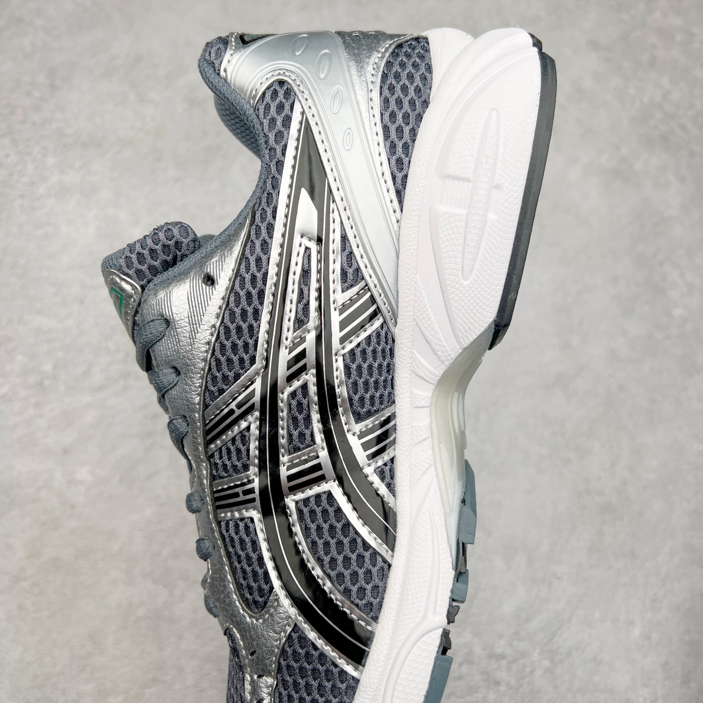 图片[7]-＃特价福利 ASICS GEL-KAYANO 14 亚瑟士K14系列户外复古潮流百搭织物合成革缓震休闲跑步鞋 原装纸板楦头开发 独家私模五层组合大底 原厂定制缓震硅胶加持 原盒原配 官方四联吊牌 原装Ortholite轻量化鞋垫 设计师 Hidenori Yamashita 以「Flash」一词为灵感 创造出未来感金属色鞋面 改造升级内在性能 由内而外全面革新 为 GEL-KAYANO 家族传承及经典跑鞋文化的延续 创下里程碑式作品 K14跑鞋重新诠释了复古的跑步形状 并以其 2000 年代后期的美学理念重新铺装 银色与蓝色的鞋面极为高档 网面铺陈与鞋面、鞋头多处细节位增添了透气性 鞋后跟部中底上以及多密度耐磨鞋底增加了 GEL 缓震胶 提供高抗冲击性、缓冲性、可保护脚部免受地面冲击的影响 穿着舒适性十足 尺码：35.5 36 37 37.5 38 39 39.5 40.5 41.5 42 42.5 43.5 44 45-选品中心