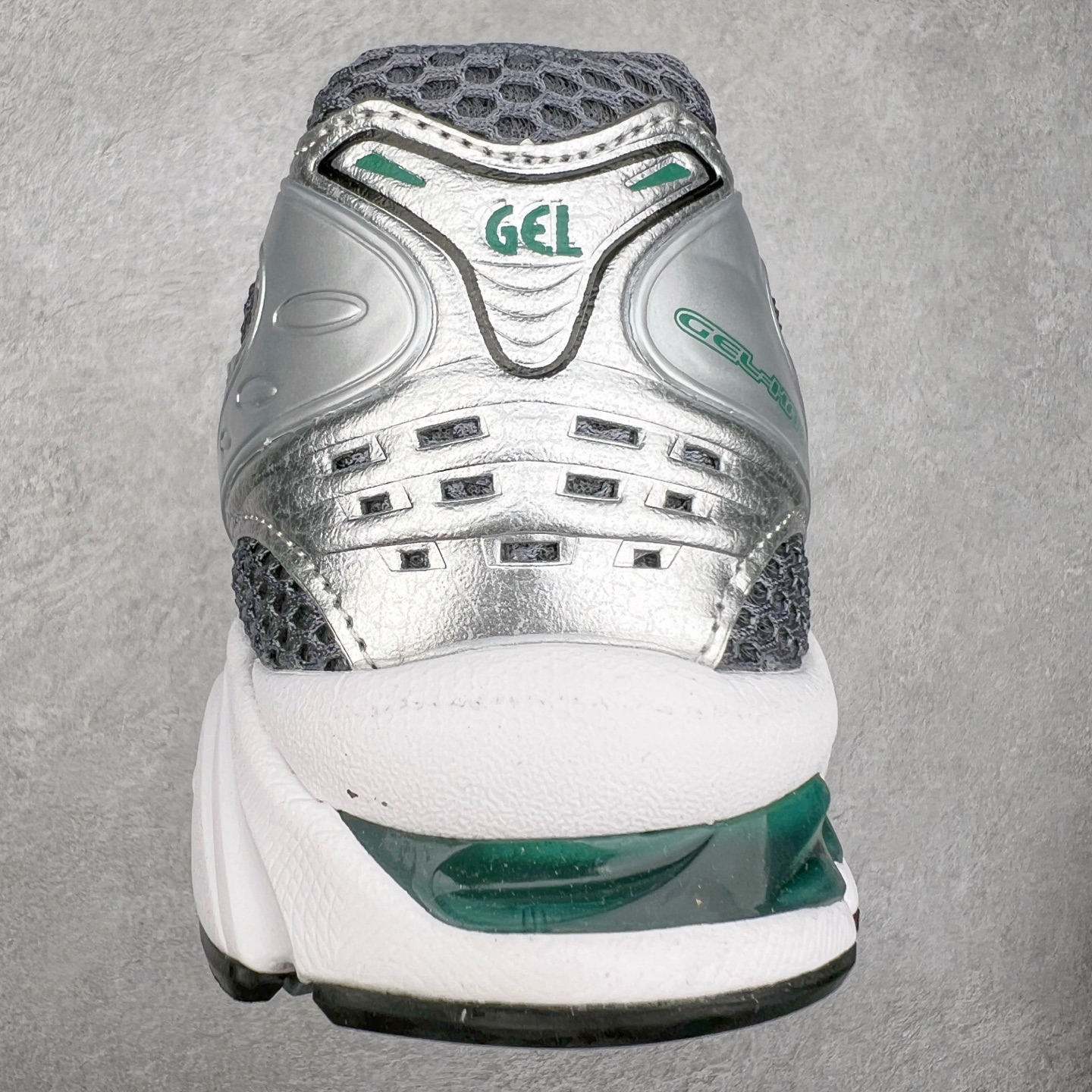 图片[8]-＃特价福利 ASICS GEL-KAYANO 14 亚瑟士K14系列户外复古潮流百搭织物合成革缓震休闲跑步鞋 原装纸板楦头开发 独家私模五层组合大底 原厂定制缓震硅胶加持 原盒原配 官方四联吊牌 原装Ortholite轻量化鞋垫 设计师 Hidenori Yamashita 以「Flash」一词为灵感 创造出未来感金属色鞋面 改造升级内在性能 由内而外全面革新 为 GEL-KAYANO 家族传承及经典跑鞋文化的延续 创下里程碑式作品 K14跑鞋重新诠释了复古的跑步形状 并以其 2000 年代后期的美学理念重新铺装 银色与蓝色的鞋面极为高档 网面铺陈与鞋面、鞋头多处细节位增添了透气性 鞋后跟部中底上以及多密度耐磨鞋底增加了 GEL 缓震胶 提供高抗冲击性、缓冲性、可保护脚部免受地面冲击的影响 穿着舒适性十足 尺码：35.5 36 37 37.5 38 39 39.5 40.5 41.5 42 42.5 43.5 44 45-选品中心