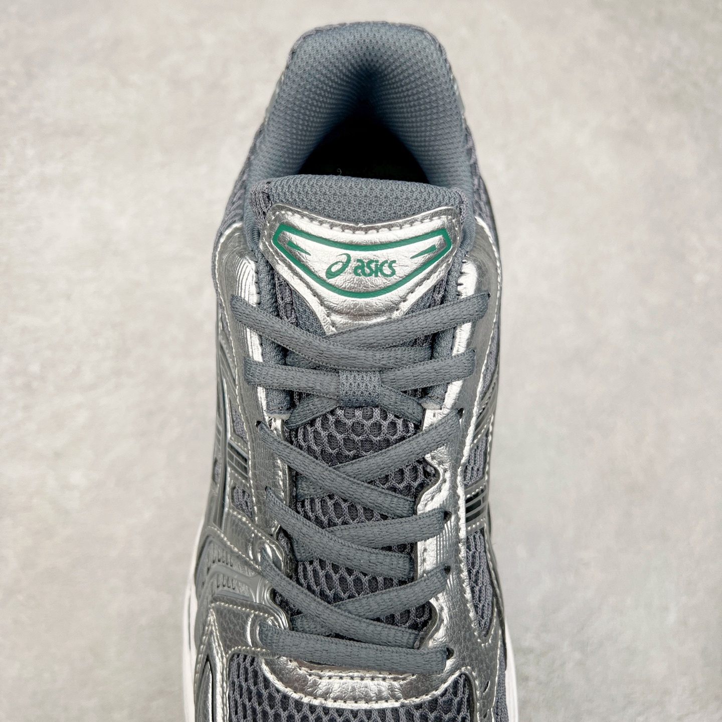 图片[5]-＃特价福利 ASICS GEL-KAYANO 14 亚瑟士K14系列户外复古潮流百搭织物合成革缓震休闲跑步鞋 原装纸板楦头开发 独家私模五层组合大底 原厂定制缓震硅胶加持 原盒原配 官方四联吊牌 原装Ortholite轻量化鞋垫 设计师 Hidenori Yamashita 以「Flash」一词为灵感 创造出未来感金属色鞋面 改造升级内在性能 由内而外全面革新 为 GEL-KAYANO 家族传承及经典跑鞋文化的延续 创下里程碑式作品 K14跑鞋重新诠释了复古的跑步形状 并以其 2000 年代后期的美学理念重新铺装 银色与蓝色的鞋面极为高档 网面铺陈与鞋面、鞋头多处细节位增添了透气性 鞋后跟部中底上以及多密度耐磨鞋底增加了 GEL 缓震胶 提供高抗冲击性、缓冲性、可保护脚部免受地面冲击的影响 穿着舒适性十足 尺码：35.5 36 37 37.5 38 39 39.5 40.5 41.5 42 42.5 43.5 44 45-选品中心