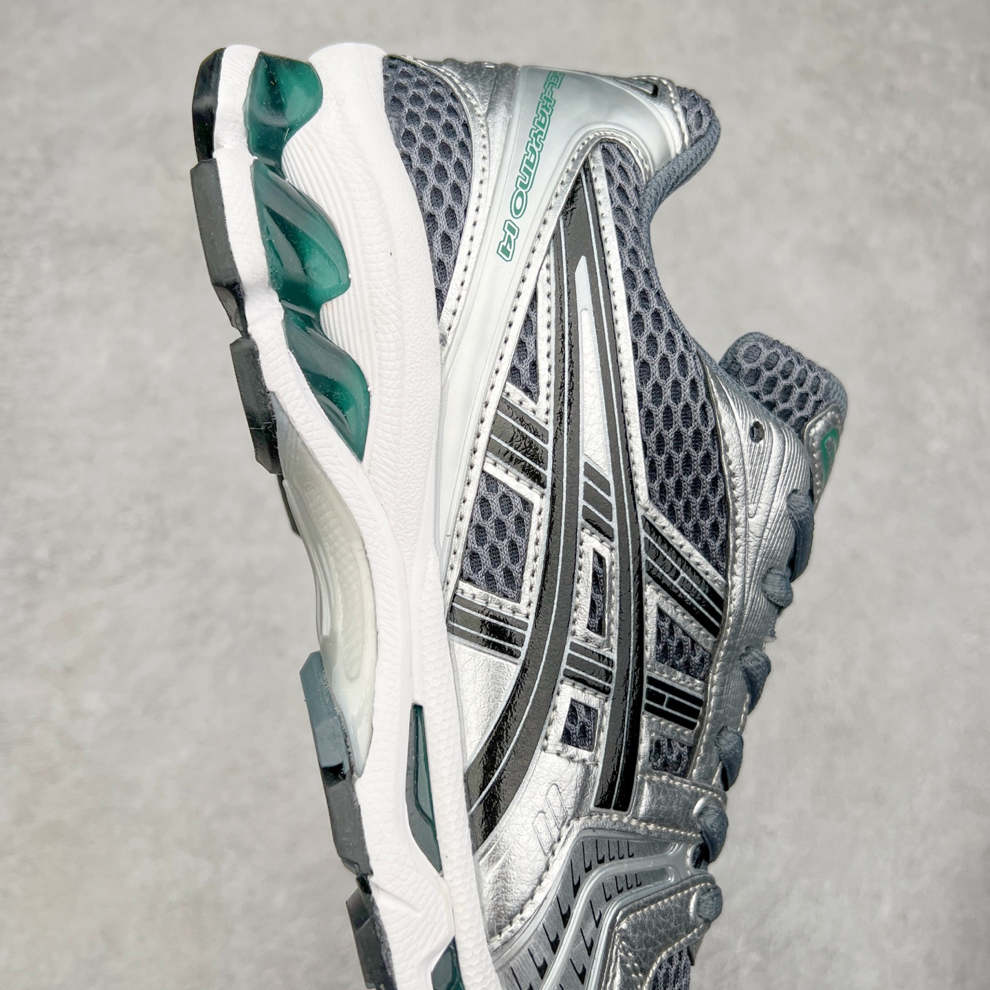 图片[6]-＃特价福利 ASICS GEL-KAYANO 14 亚瑟士K14系列户外复古潮流百搭织物合成革缓震休闲跑步鞋 原装纸板楦头开发 独家私模五层组合大底 原厂定制缓震硅胶加持 原盒原配 官方四联吊牌 原装Ortholite轻量化鞋垫 设计师 Hidenori Yamashita 以「Flash」一词为灵感 创造出未来感金属色鞋面 改造升级内在性能 由内而外全面革新 为 GEL-KAYANO 家族传承及经典跑鞋文化的延续 创下里程碑式作品 K14跑鞋重新诠释了复古的跑步形状 并以其 2000 年代后期的美学理念重新铺装 银色与蓝色的鞋面极为高档 网面铺陈与鞋面、鞋头多处细节位增添了透气性 鞋后跟部中底上以及多密度耐磨鞋底增加了 GEL 缓震胶 提供高抗冲击性、缓冲性、可保护脚部免受地面冲击的影响 穿着舒适性十足 尺码：35.5 36 37 37.5 38 39 39.5 40.5 41.5 42 42.5 43.5 44 45-选品中心