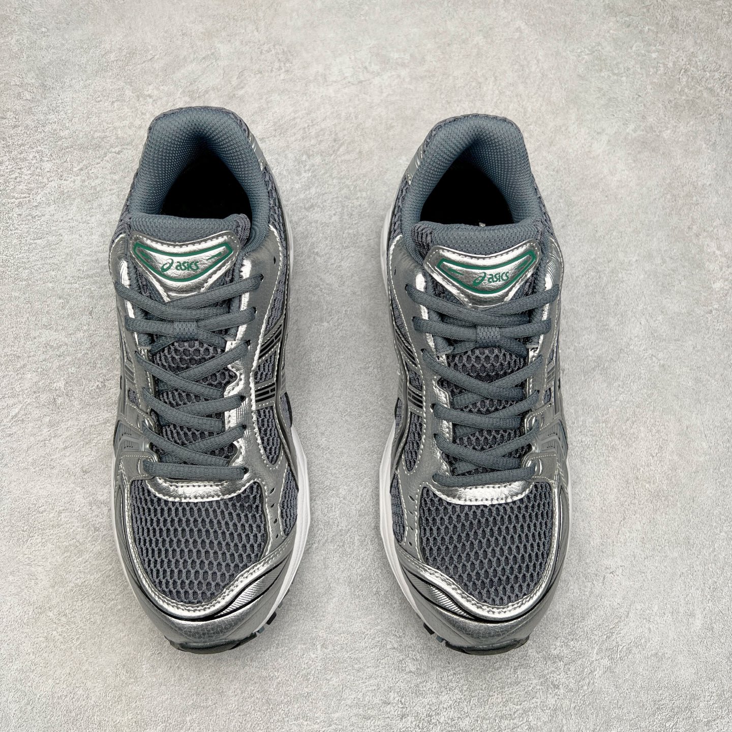 图片[2]-＃特价福利 ASICS GEL-KAYANO 14 亚瑟士K14系列户外复古潮流百搭织物合成革缓震休闲跑步鞋 原装纸板楦头开发 独家私模五层组合大底 原厂定制缓震硅胶加持 原盒原配 官方四联吊牌 原装Ortholite轻量化鞋垫 设计师 Hidenori Yamashita 以「Flash」一词为灵感 创造出未来感金属色鞋面 改造升级内在性能 由内而外全面革新 为 GEL-KAYANO 家族传承及经典跑鞋文化的延续 创下里程碑式作品 K14跑鞋重新诠释了复古的跑步形状 并以其 2000 年代后期的美学理念重新铺装 银色与蓝色的鞋面极为高档 网面铺陈与鞋面、鞋头多处细节位增添了透气性 鞋后跟部中底上以及多密度耐磨鞋底增加了 GEL 缓震胶 提供高抗冲击性、缓冲性、可保护脚部免受地面冲击的影响 穿着舒适性十足 尺码：35.5 36 37 37.5 38 39 39.5 40.5 41.5 42 42.5 43.5 44 45-选品中心