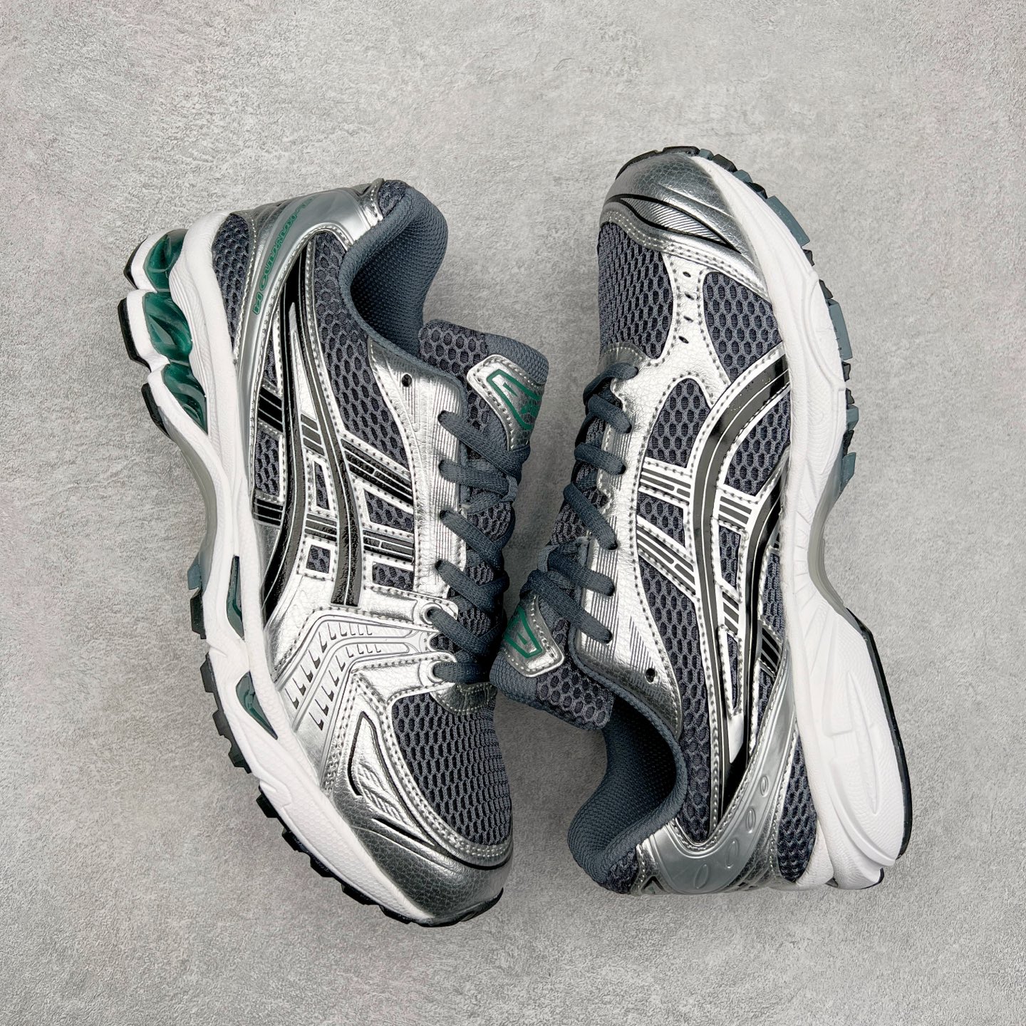 图片[3]-＃特价福利 ASICS GEL-KAYANO 14 亚瑟士K14系列户外复古潮流百搭织物合成革缓震休闲跑步鞋 原装纸板楦头开发 独家私模五层组合大底 原厂定制缓震硅胶加持 原盒原配 官方四联吊牌 原装Ortholite轻量化鞋垫 设计师 Hidenori Yamashita 以「Flash」一词为灵感 创造出未来感金属色鞋面 改造升级内在性能 由内而外全面革新 为 GEL-KAYANO 家族传承及经典跑鞋文化的延续 创下里程碑式作品 K14跑鞋重新诠释了复古的跑步形状 并以其 2000 年代后期的美学理念重新铺装 银色与蓝色的鞋面极为高档 网面铺陈与鞋面、鞋头多处细节位增添了透气性 鞋后跟部中底上以及多密度耐磨鞋底增加了 GEL 缓震胶 提供高抗冲击性、缓冲性、可保护脚部免受地面冲击的影响 穿着舒适性十足 尺码：35.5 36 37 37.5 38 39 39.5 40.5 41.5 42 42.5 43.5 44 45-选品中心