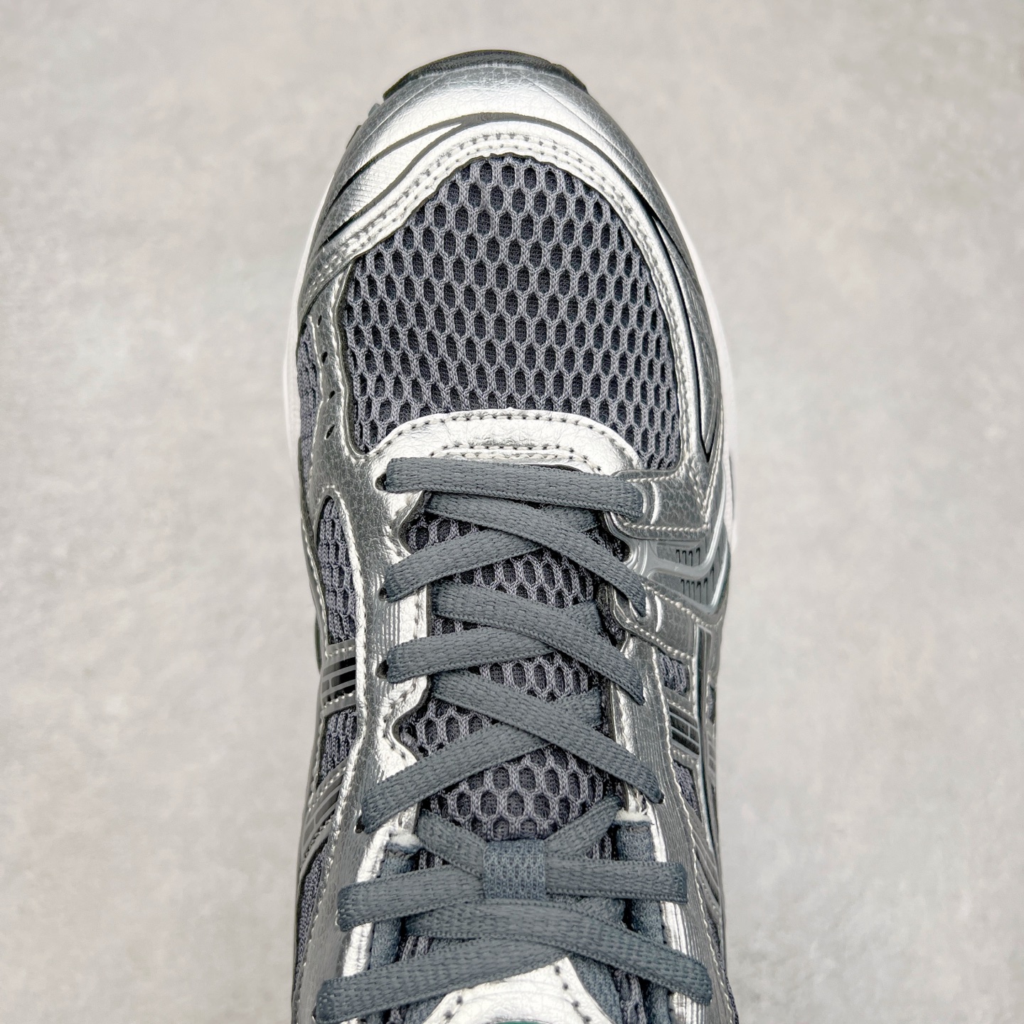 图片[4]-＃特价福利 ASICS GEL-KAYANO 14 亚瑟士K14系列户外复古潮流百搭织物合成革缓震休闲跑步鞋 原装纸板楦头开发 独家私模五层组合大底 原厂定制缓震硅胶加持 原盒原配 官方四联吊牌 原装Ortholite轻量化鞋垫 设计师 Hidenori Yamashita 以「Flash」一词为灵感 创造出未来感金属色鞋面 改造升级内在性能 由内而外全面革新 为 GEL-KAYANO 家族传承及经典跑鞋文化的延续 创下里程碑式作品 K14跑鞋重新诠释了复古的跑步形状 并以其 2000 年代后期的美学理念重新铺装 银色与蓝色的鞋面极为高档 网面铺陈与鞋面、鞋头多处细节位增添了透气性 鞋后跟部中底上以及多密度耐磨鞋底增加了 GEL 缓震胶 提供高抗冲击性、缓冲性、可保护脚部免受地面冲击的影响 穿着舒适性十足 尺码：35.5 36 37 37.5 38 39 39.5 40.5 41.5 42 42.5 43.5 44 45-选品中心