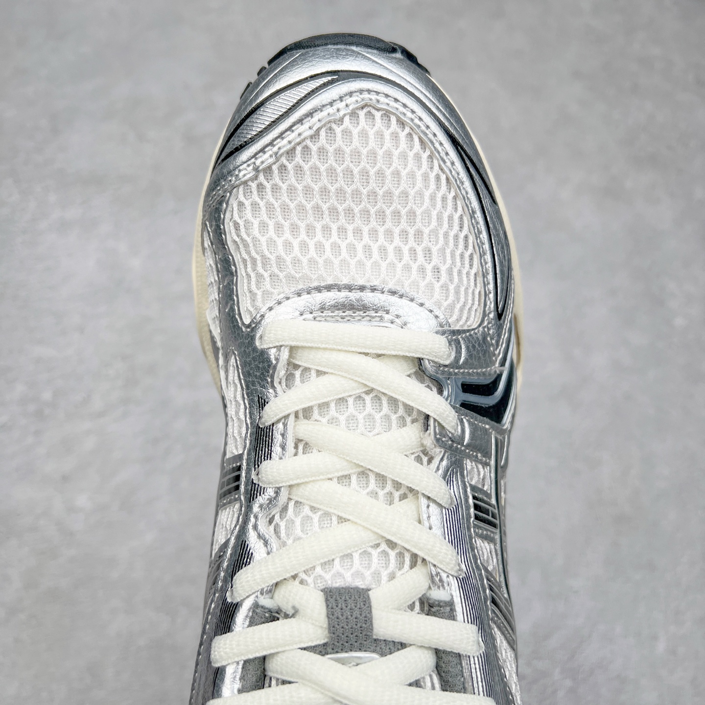 图片[4]-＃特价福利 ASICS GEL-KAYANO 14 亚瑟士K14系列户外复古潮流百搭织物合成革缓震休闲跑步鞋 原装纸板楦头开发 独家私模五层组合大底 原厂定制缓震硅胶加持 原盒原配 官方四联吊牌 原装Ortholite轻量化鞋垫 设计师 Hidenori Yamashita 以「Flash」一词为灵感 创造出未来感金属色鞋面 改造升级内在性能 由内而外全面革新 为 GEL-KAYANO 家族传承及经典跑鞋文化的延续 创下里程碑式作品 K14跑鞋重新诠释了复古的跑步形状 并以其 2000 年代后期的美学理念重新铺装 银色与蓝色的鞋面极为高档 网面铺陈与鞋面、鞋头多处细节位增添了透气性 鞋后跟部中底上以及多密度耐磨鞋底增加了 GEL 缓震胶 提供高抗冲击性、缓冲性、可保护脚部免受地面冲击的影响 穿着舒适性十足 尺码：35.5 36 37 37.5 38 39 39.5 40.5 41.5 42 42.5 43.5 44 45-选品中心